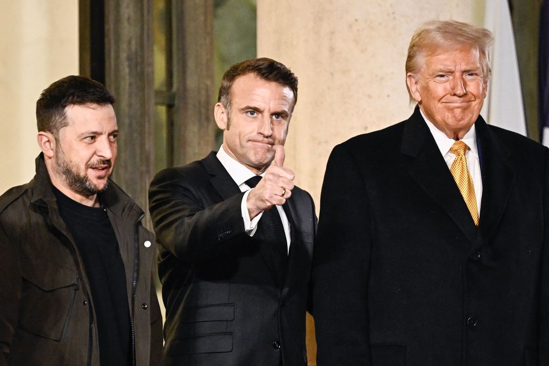 Emmanuel Macron (Mitte) brachte bereits Selenskyj (links) und Trump an einen Tisch..