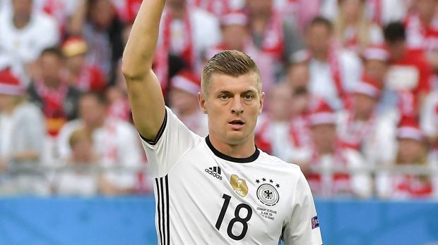 
                <strong>Toni Kroos</strong><br>
                Toni Kroos: Nicht so dominant wie gegen die Ukraine, konnte das Spiel nicht vollständig an sich reißen. Ein eher unauffälliger Abend des deutschen Spielmachers, der defensiv seine (bekannten) Schwächen hat. ran-Note: 3
              