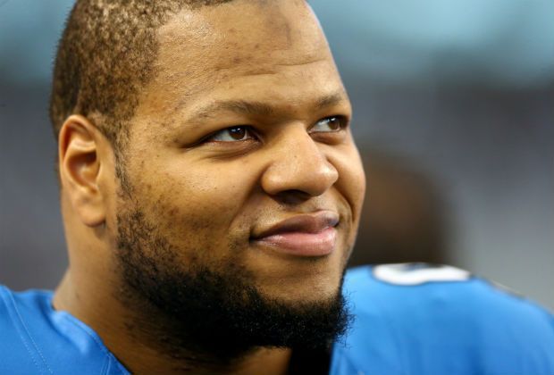 
                <strong>2. Ndamukong Suh (38.6 Millionen)</strong><br>
                Bei den Miami Dolphins unterschrieb Ndamukong Suh einen Mega-Vertrag, welcher ihm bis zu 114 Millionen Dollar in sechs Jahren einbringen kann. Durch Sponsorengelder von 400.000 Dollar und 38.2 Millionen Dollar Gehalt sichert er sich Platz zwei.
              