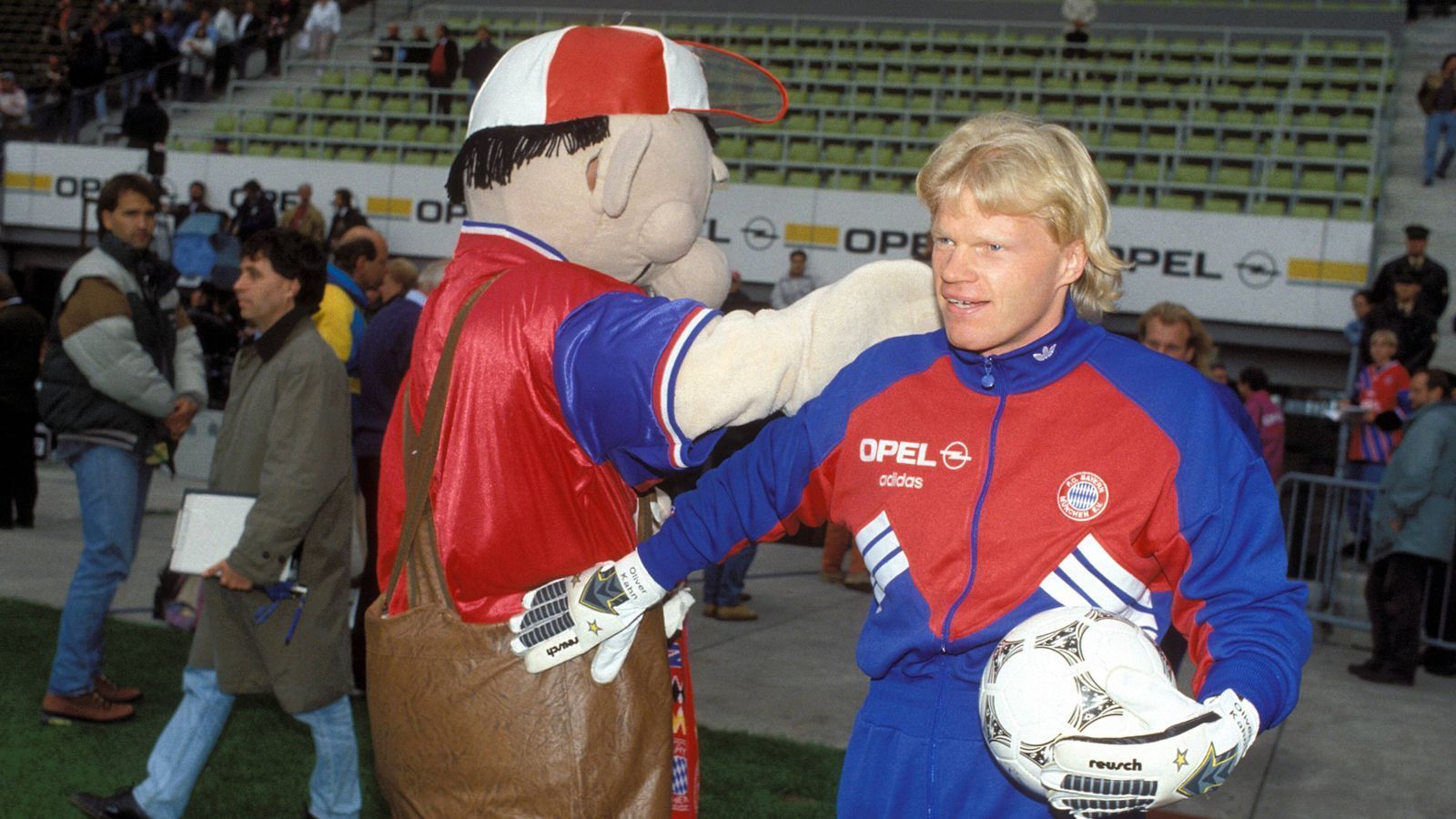 
                <strong>FC Bayern München: Die Maskottchen im Wandel der Zeit</strong><br>
                Torwart-Titan Oliver Kahn und Bazi. Man kennt sich.
              