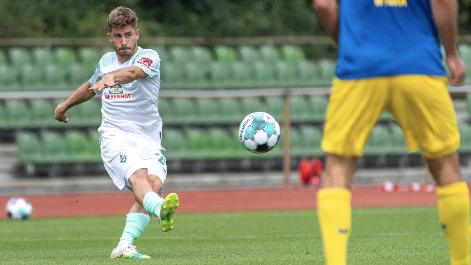 
                <strong>Romano Schmid (20 Jahre)</strong><br>
                Der aufstrebende Österreicher sticht momentan heraus: So wie er kürzlich im Test gegen Braunschweig aufspielte, darf in Bremen von einer neuen großen 10 geträumt werden. Schmid setzte Nadelstiche, spielte den letzten Pass und kam selbst zu Torabschlüssen. Das Leih-Jahr beim Wolfsberger AC hat dem Grazer mehr als gut getan.
              