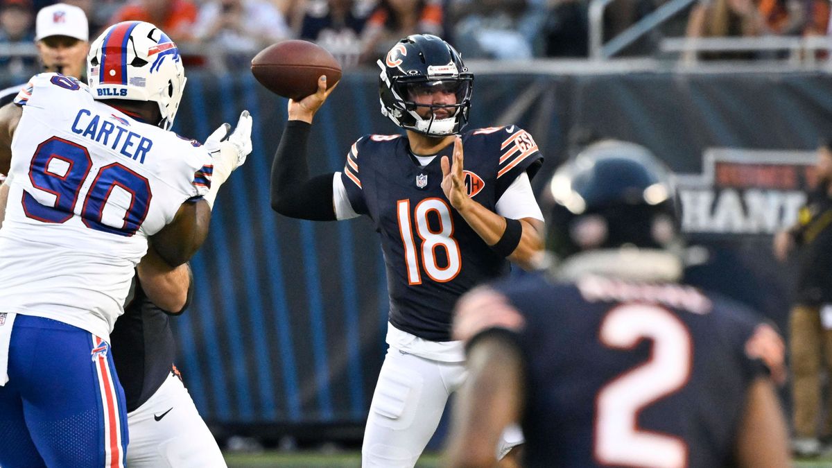 NFL, American Football Herren, USA Buffalo Bills at Chicago Bears Aug 17, 2025; Chicago, Illinois, USA; Chicago Bears quarterback Caleb Williams (18) throws during the first half against the Buffal...