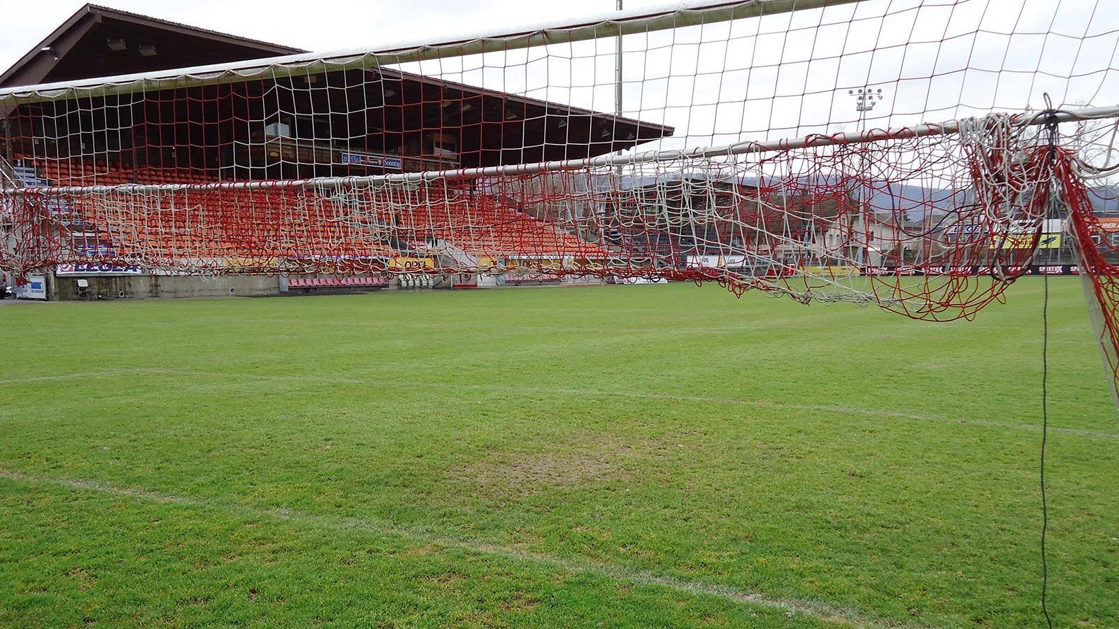 <strong>FC Aarau (Schweiz)</strong><br>
                1993 wurde der FC Aarau Meister in der Schweiz. In der Folgesaison spielte man in der Champions League. Bis 1997 konnte sich der Klub wiederholt für das internationale Geschäft qualifizieren. Zum Jahreswechsel 2002/03&nbsp;wurde aber nur knapp der Bankrott verhindert. Mit zweijähriger Unterbrechung befindet sich der FC Aarau seit 2010 in der zweitklassigen Challenge League.
