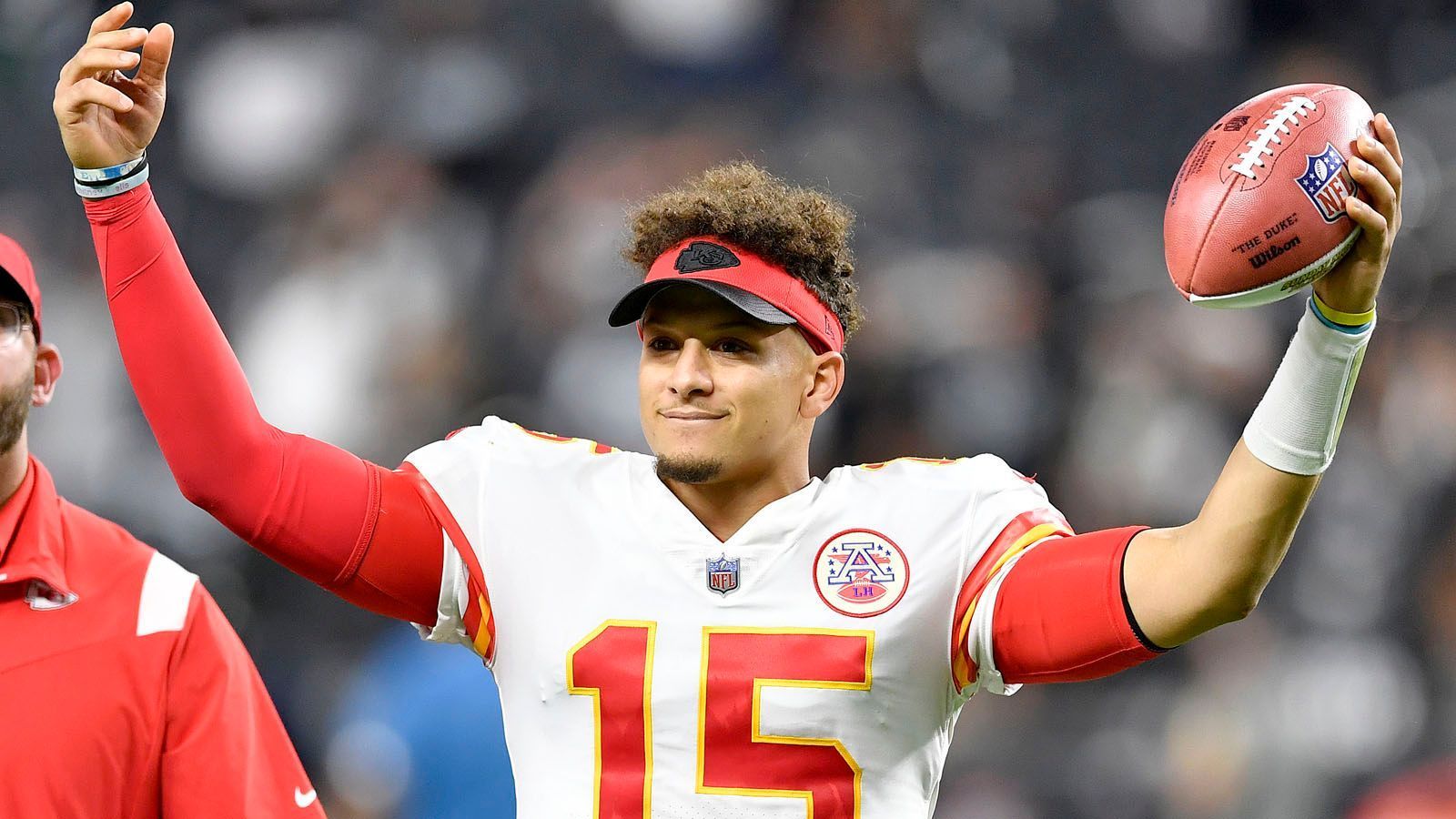 
                <strong>Gewinner: Patrick Mahomes (Kansas City Chiefs)</strong><br>
                Er kann es noch! Patrick Mahomes hat sich gegen die Las Vegas Raiders eindrucksvoll zurückgemeldet und die Kansas City Chiefs mit fünf Touchdowns, über 400 Yards und 35 von 50 angebrachten Pässen zum Sieg geführt. Zwar hatte er bei vereinzelten Würfen durchaus das Glück, das ihm in den letzten Wochen abhanden gekommen war, aber davon abgesehen, sah das schon wieder nach MVP-Mahomes aus. Bestätigt er seine Formsteigerung in den kommenden Spielen, wird mit den Chiefs wieder schwer zu rechnen sein. 
              