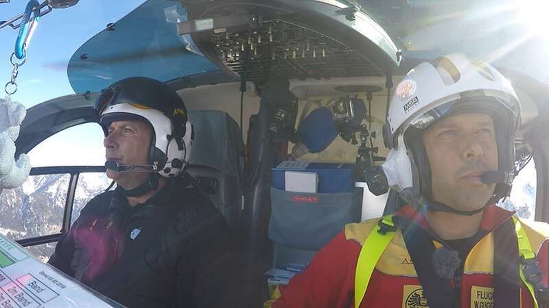 Die Piloten müssen oft durch schwieriges Terrain fliegen, um die verletzten Personen bergen zu können. Berghänge, die Kabel der Seilbahnen und Strommasten oder enge Landeplätze verlangen höchste Konzentration.