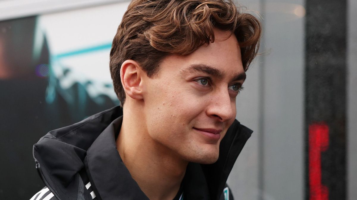 George Russell trat in einer YouTube-Challenge gegen einen KI-Mercedes an