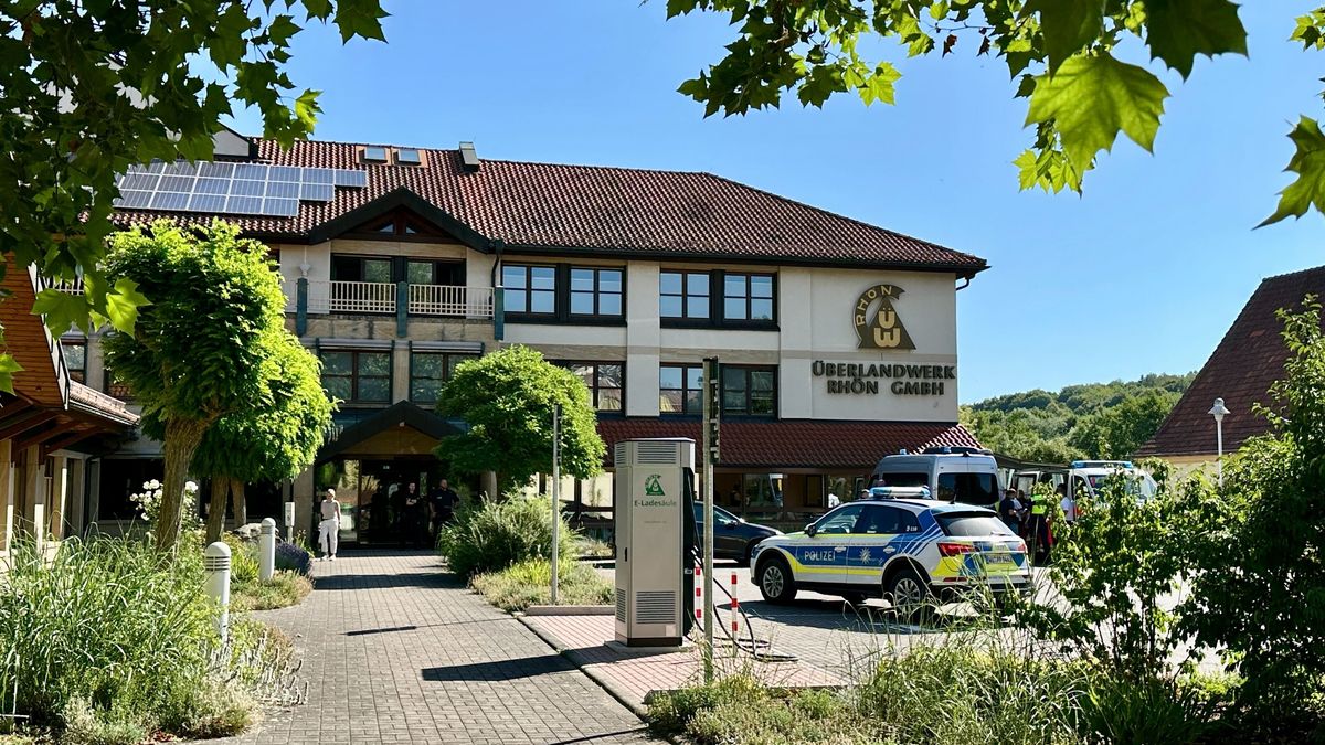 Polizei und Rettungskräfte stehen auf dem Gelände des regionalen Netzbetreibers Überlandwerk Rhön.
