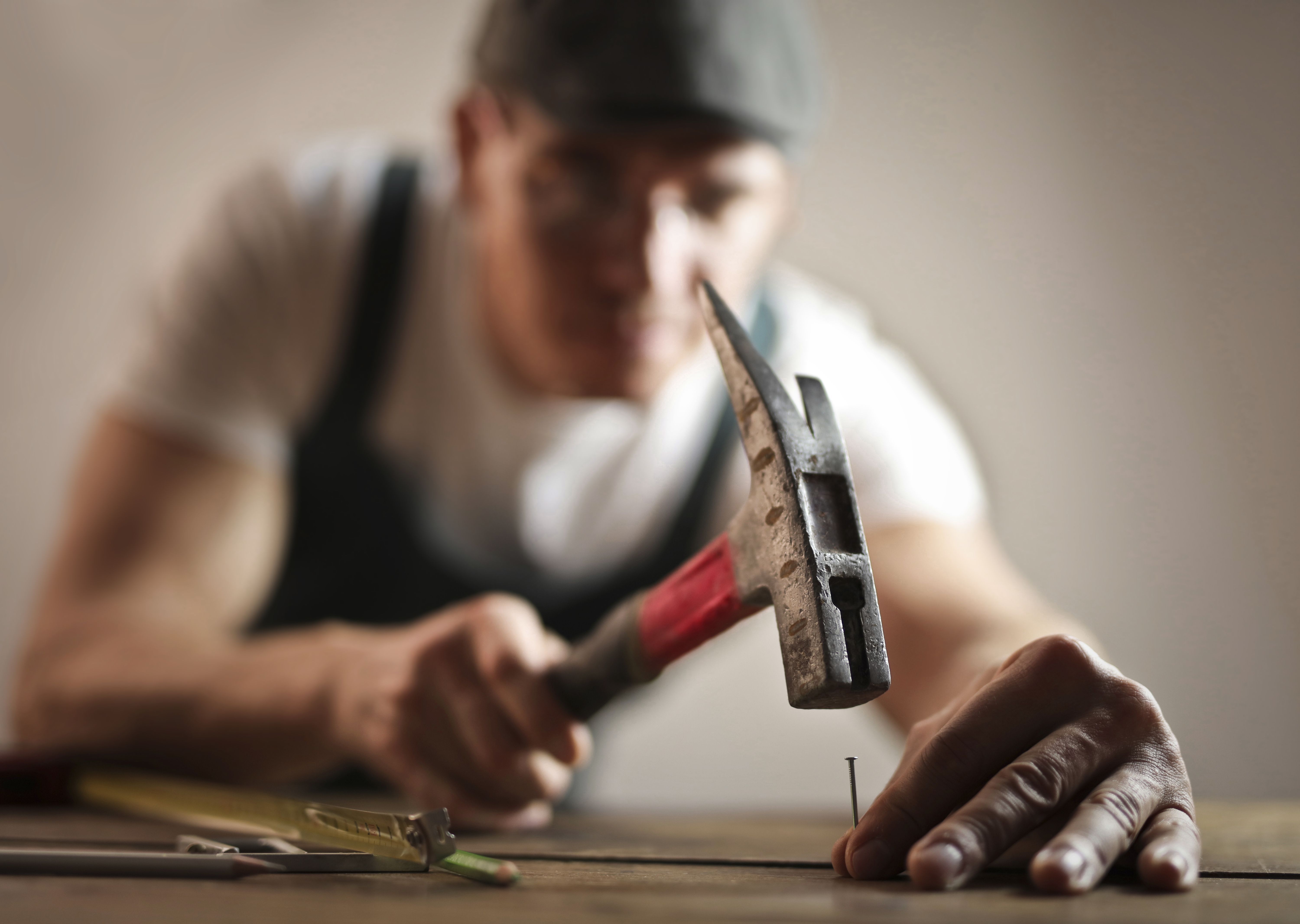 Der Latthammer wird vor allem beim Holzbau verwendet und ist deshalb bei Zimmermännern überaus beliebt. Die auffälligsten Merkmale des speziellen Werkzeugs sind die unterschiedlich langen Finnen und der integrierte Nagelheber.
