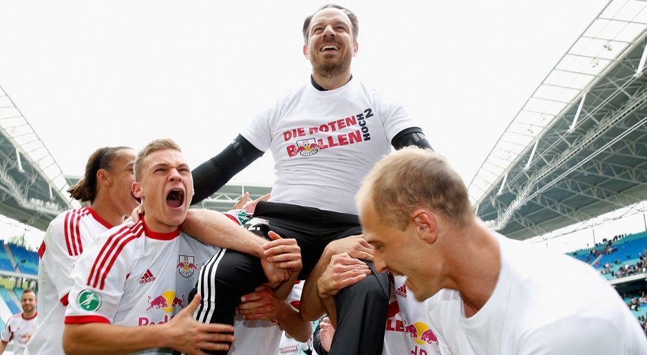 
                <strong>RB Leipzigs erste Profi-Mannschaft 2013/14</strong><br>
                RB Leipzig hat einen kometenhaften Aufstieg hinter sich. Vor gerade einmal drei Jahren gelang dem Team der Aufstieg in die 3. Liga und den deutschen Profi-Fußball. Der damalige RB-Trainer Alexander Zorniger hatte 2013/14 eine schlagkräftige Truppe beisammen - mit Spielern wie Yussuf Poulsen und Joshua Kimmich - die sofort den Durchmarsch in die 2. Bundesliga schaffte. ran.de präsentiert die erste Profi-Mannschaft von RBL aus der Drittliga-Saison 2013/14.
              