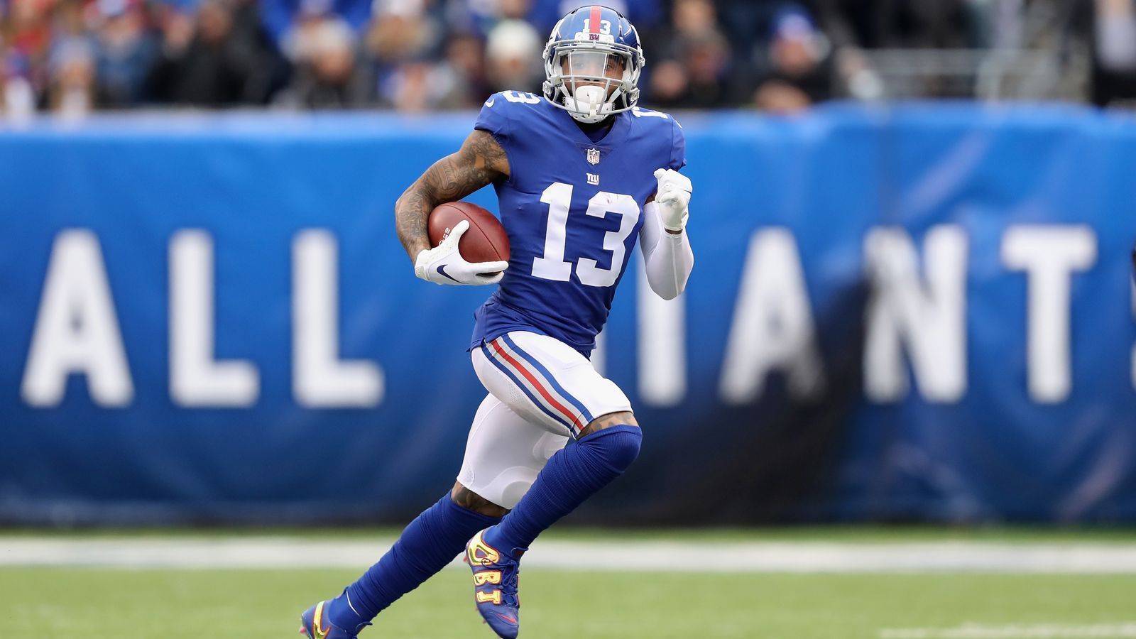 
                <strong>Week 13: Odell Beckham Jr. wird zur Allzweckwaffe</strong><br>
                Odell Beckham Jr. hat gegen die Chicago Bears nicht nur mit seinen Talenten als Receiver geglänzt, sondern warf auch seinen zweiten Touchdown-Pass in dieser Saison. Damit ist OBJ der einzige Spieler der NFL-Geschichte mit mindestens 1.000 Receiving-Yards und mehreren Touchdown-Pässen innerhalb einer Saison. 
              