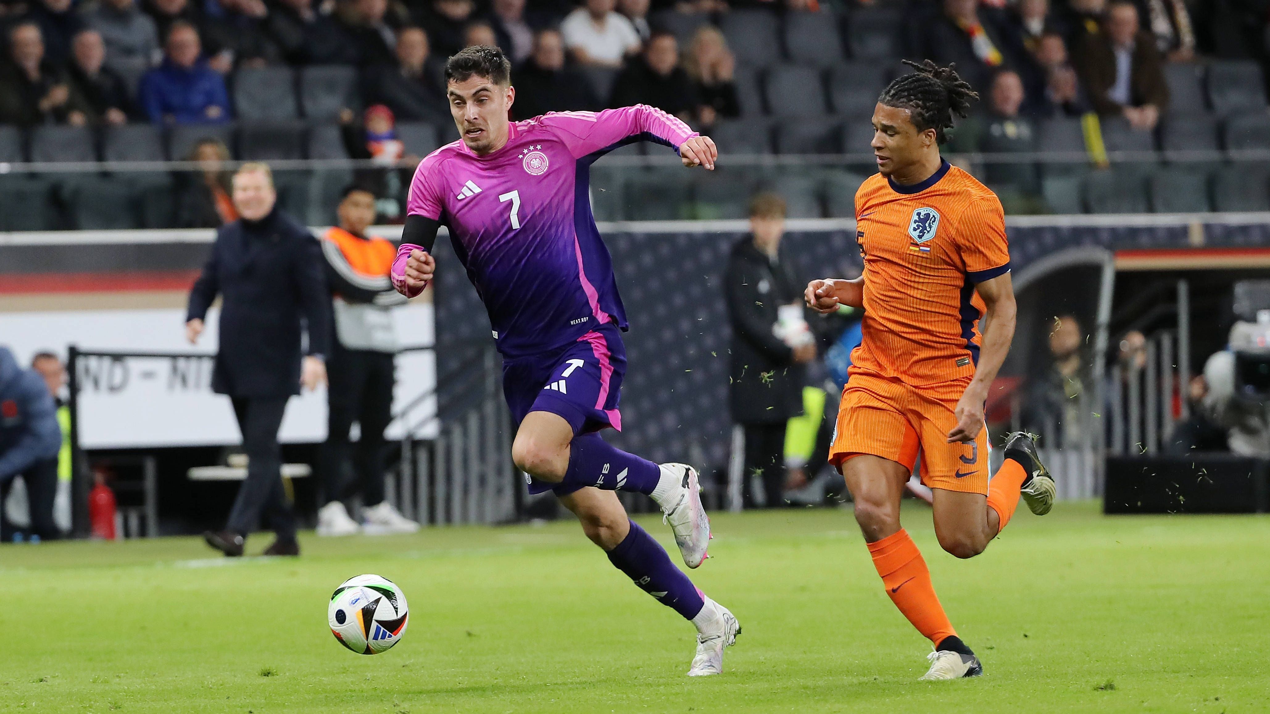 <strong>Kai Havertz</strong><br>Lässt sich oft weit fallen, um sich am Kombinationsspiel zu beteiligen. Ganz vorne kaum eingebunden oder gefunden. Trotzdem oft mit dabei, wenn der Ball durch die deutschen Reihen läuft. Kommt bei Führichs scharfer Flanke einen Schritt zu spät (68.). Danach geht er raus – Füllkrug kommt.<br><strong><em>ran</em>-Note: 3</strong>