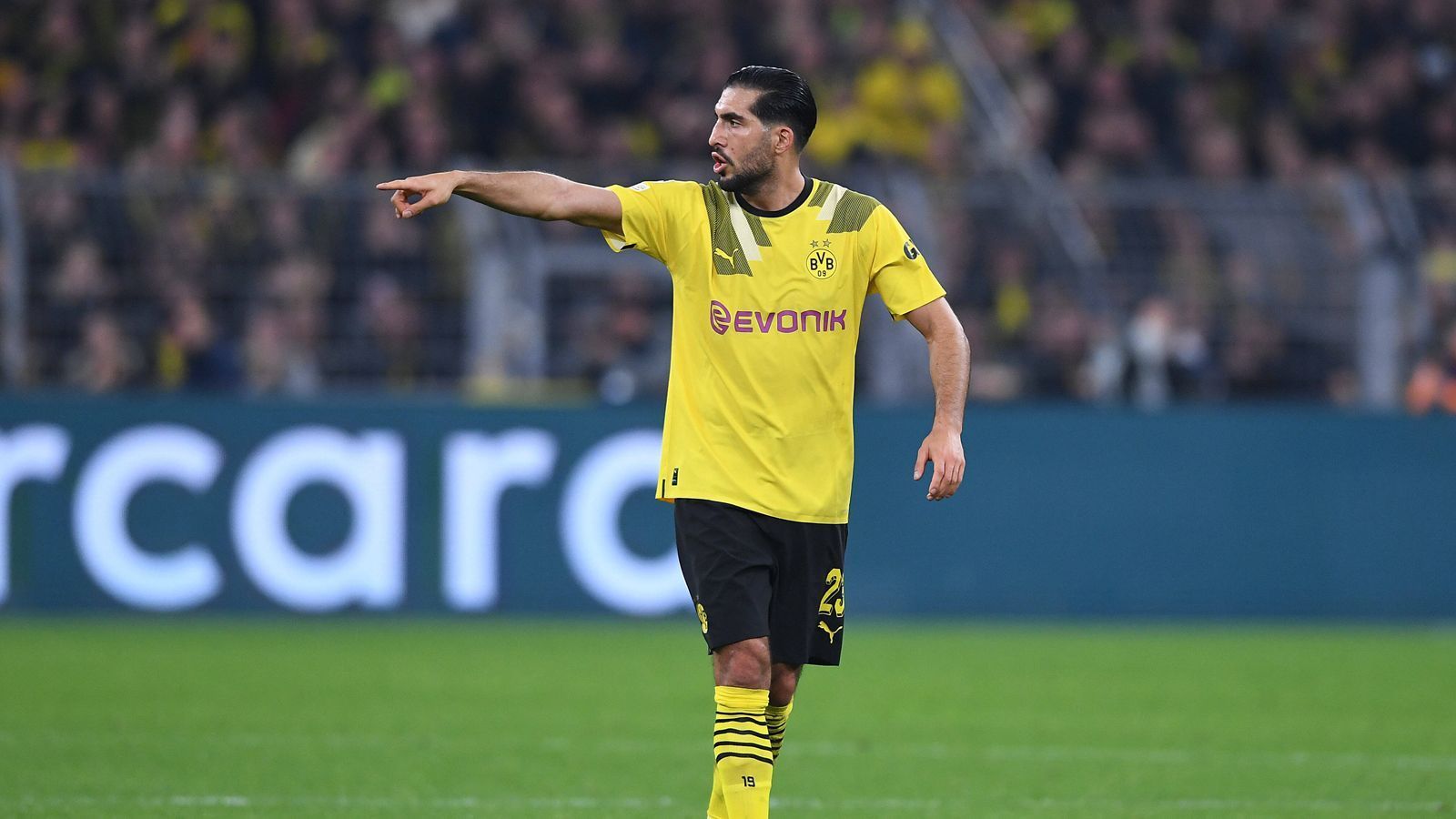 
                <strong>Emre Can</strong><br>
                Ersetzt den gelb-gesperrten Özcan. Gewohnt kämpferisch, versucht Bellingham den Rücken frei zu halten. Räumt ab, was er abräumen muss, manchmal allerdings zu ungestüm. Verursacht dadurch in der ersten Halbzeit einen Freistoß in aussichtsreicher Position und später mit einem Foul im Strafraum gegen Mahrez sogar einen Strafstoß, den Kobel aber pariert. ran-Note: 4
              