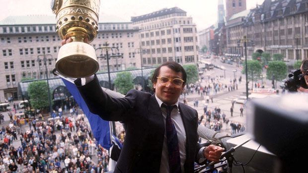 
                <strong>Felix Magath anno 1987</strong><br>
                Nach dem Ende seiner Spielerkarriere 1986 trat Magath in große Fußstapfen und beerbte Günther Netzer als Sportdirektor beim HSV. In seiner zweijährigen Amtszeit gewann der Bundesliga-Dino 1987 den DFB-Pokal.
              