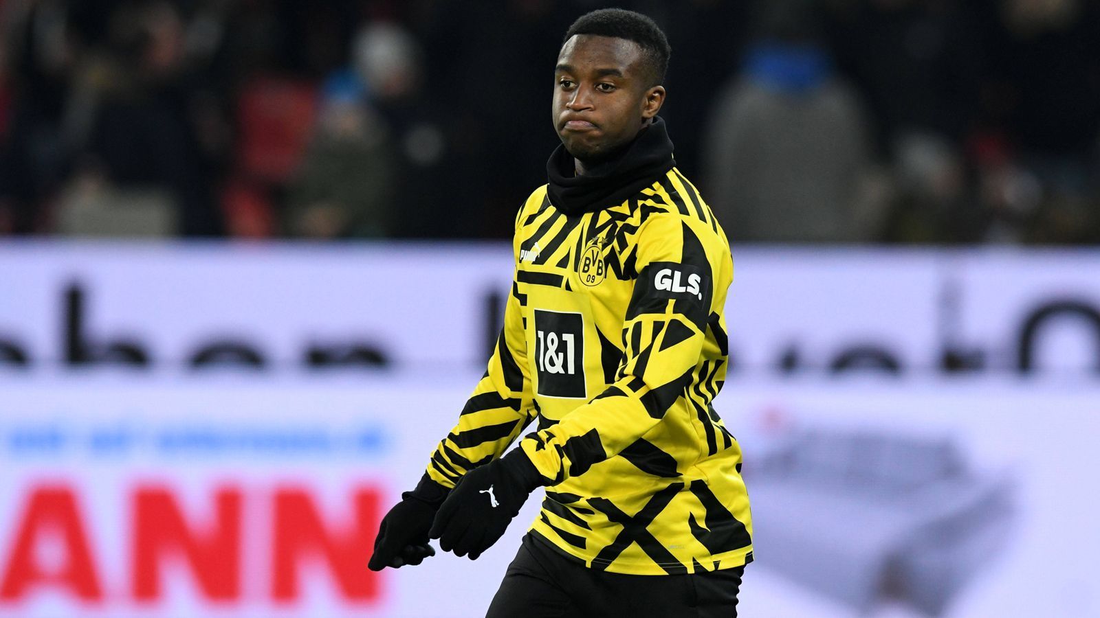 
                <strong>Verlierer: Youssoufa Moukoko</strong><br>
                Die Unruhen rund um seine Vertragsverlängerung scheinen Moukoko im Ansehen von BVB-Trainer Terzic geschadet zu haben: Nachdem der Wunderknabe der Dortmunder vor der Winterpause noch zwei Mal über die vollen 90 Minuten spielen durfte, ist er in der Rückrunde nur noch Teilzeitarbeiter. Auch weil Moukokos Sturm-Rivalen Sebastien Haller und Karim Adeyemi solide ihre Leistung bringen, ist der 18-Jährige oft nur noch Einwechselspieler Stürmer Nummer drei in der Hackordnung des BVB. Jetzt liegt es an ihm, sich wieder nach oben zu spielen.
              