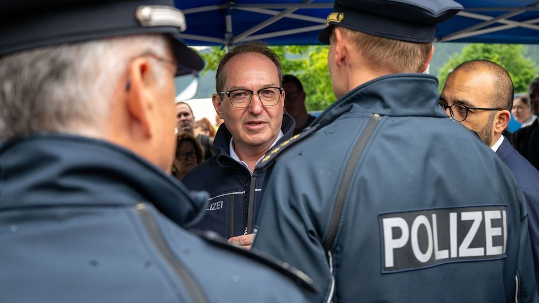 Es handelt sich um die erste gerichtliche Entscheidung zu der Neuregelung der Grenzkontrollen von Bundesinnenminister Alexander Dobrindt.