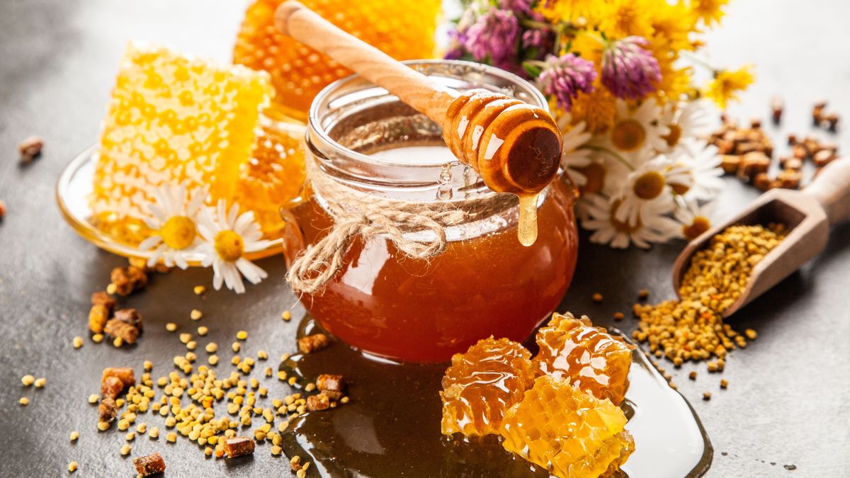 Honey jar and dipper