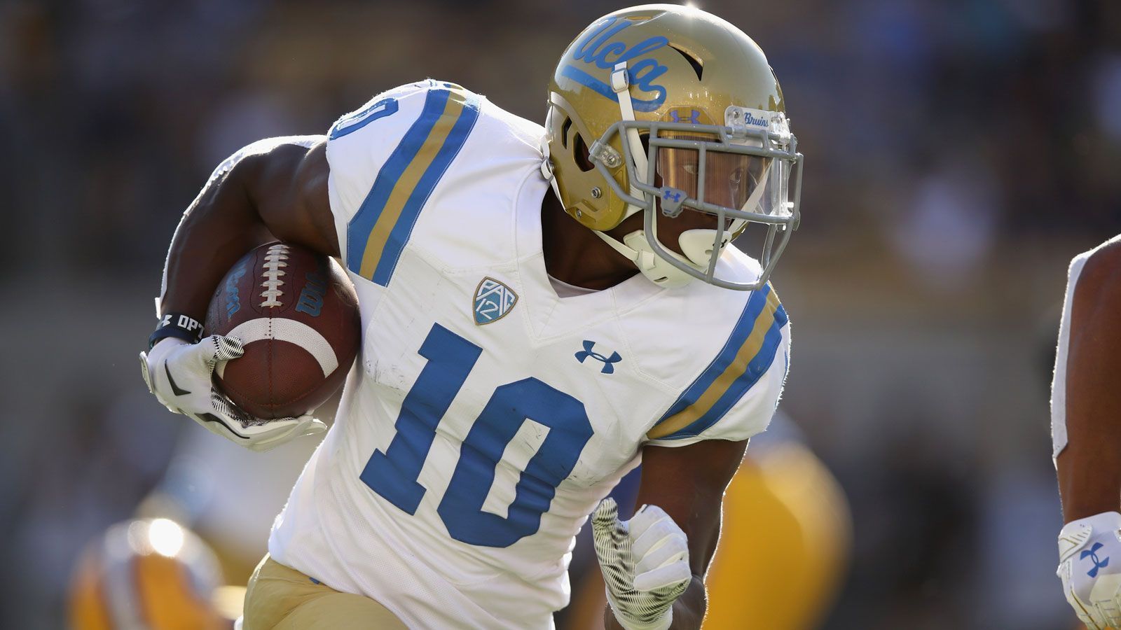 
                <strong>Demetric Felton (UCLA)</strong><br>
                Demetric Felton gilt nicht als klassischer Running Back. In seiner College-Zeit lief er die ersten drei Jahre als Wide Receiver auf, erst 2020 wurde er vermehrt als Läufer eingesetzt und kam auf 668 Rushing Yards sowie fünf Touchdowns. Vor allem diese Vielseitigkeit macht ihn für NFL-Teams interessant. Ausbaufähig ist allerdings seine Physis, bei Tackles geht Felton noch zu schnell zu Boden. Auch er wird von Experten eher in den letzten Runden des Drafts gehandelt.
              