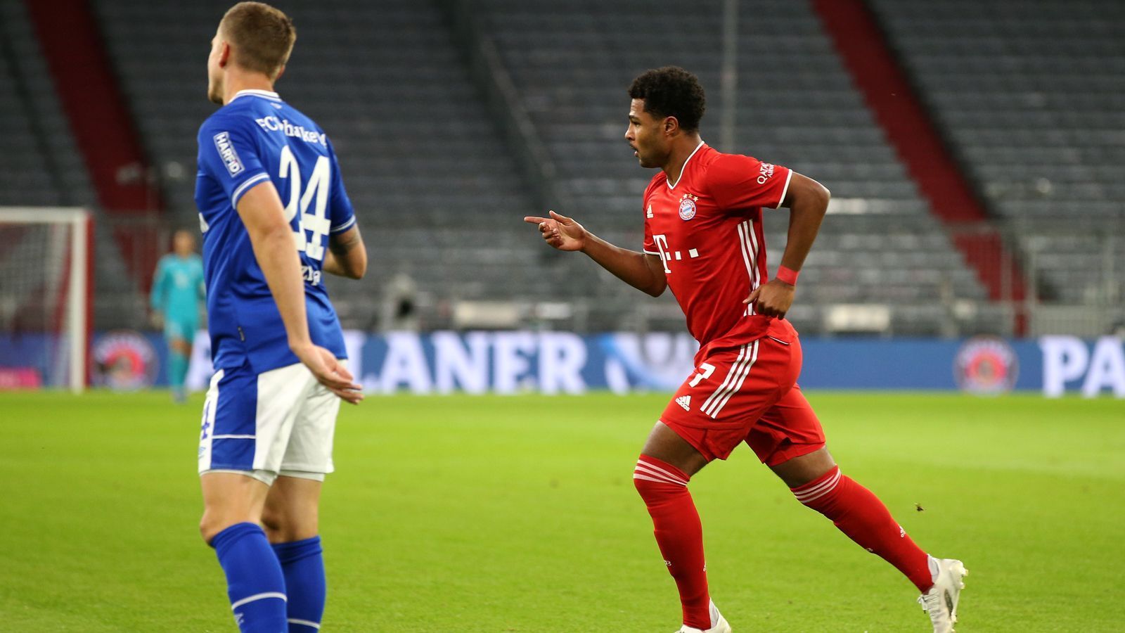 
                <strong>Serge Gnabry</strong><br>
                Erster Torschütze der neuen Saison. Erzielt bereits in der 4. Minute das 1:0. Immer wieder mit gefährlichen Vorstößen auf den Außenbahnen. Lässt es auch in der 47. Minuten nach Zuspiel von Sané wieder klingeln. Und auch in der 59. Minute profitiert Gnabry von einem uneigennützigen Zuspiel und macht seinen dritten Treffer des Tages. Wenn es gefährlich wird, ist Gnabry nicht weit. ran.de-Note: 1 mit Sternchen
              