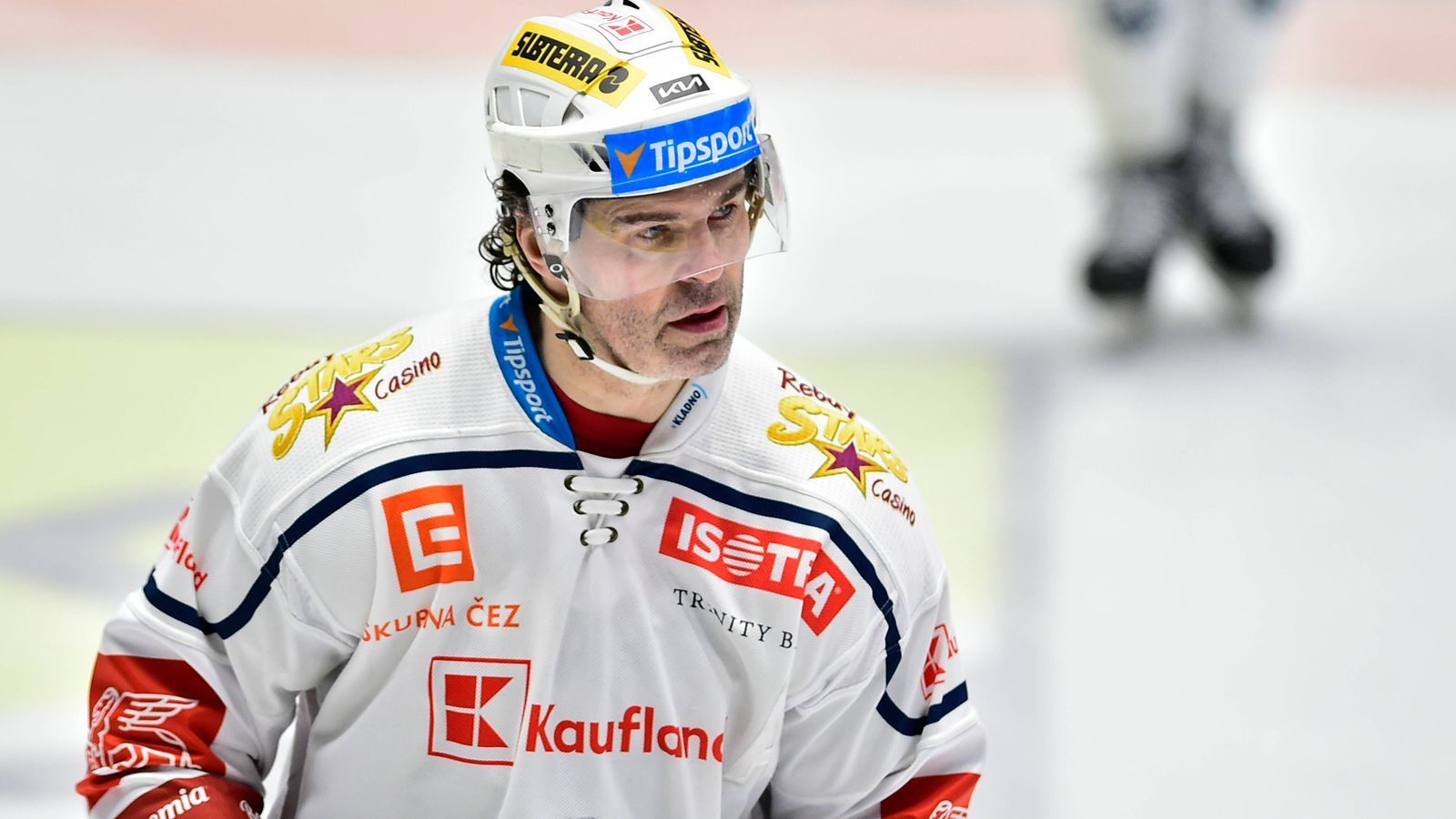 
                <strong>Jaromir Jagr & Co.: Die ältesten NHL-Spieler aller Zeiten</strong><br>
                Jaromir Jagr ist am Dienstag 50 Jahre alt geworden. In seiner Heimat Tschechien ist er noch immer aktiv. In der NHL (ab 20. Februar live auf ProSieben MAXX und ran.de) war er der drittälteste Spieler der Geschichte. ran verrät, wer die ältesten Feldspieler in der Geschichte der NHL waren. Zwei der Top-15 sind noch immer in der NHL aktiv. (Stand 18. Februar)
              