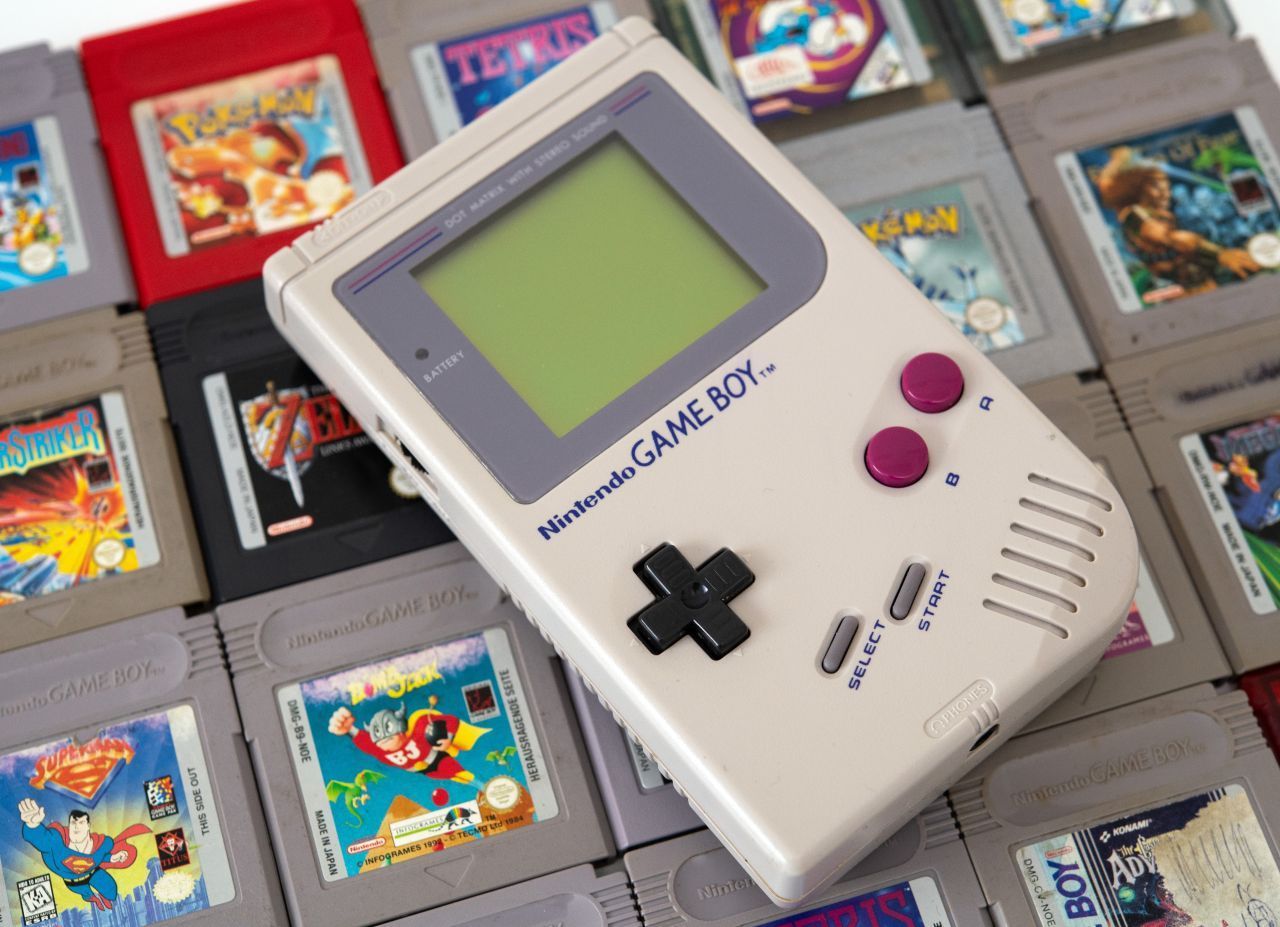 Kantig, schwarz-weißer Bildschirm und so groß, dass man ihn mit 2 Händen halten musste: der Gameboy. Tetris und Super Mario waren Pflicht - ebenso wie ein guter Batterie-Vorrat, um auch bis ins letzte Level zu kommen.