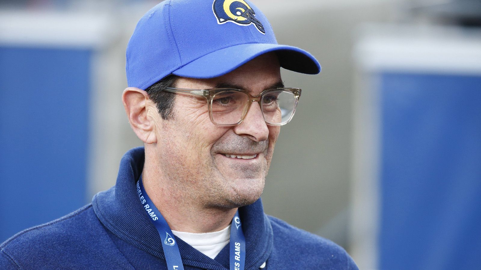 <strong>Ty Burrell (Los Angeles Rams)</strong><br>
                Obwohl in Oregon aufgewachsen, ist Schauspieler Ty Burrell laut eigener Aussage schon immer Rams-Fan. Mittlerweile wohnt er auch in derselben Stadt, in der "seine" Mannschaft spielt. Nachdem die Franchise 2016 nach Kalifornien umsiedelte, zog es den "Modern Family"-Star beruflich ebenfalls in den Sunshine-State.
