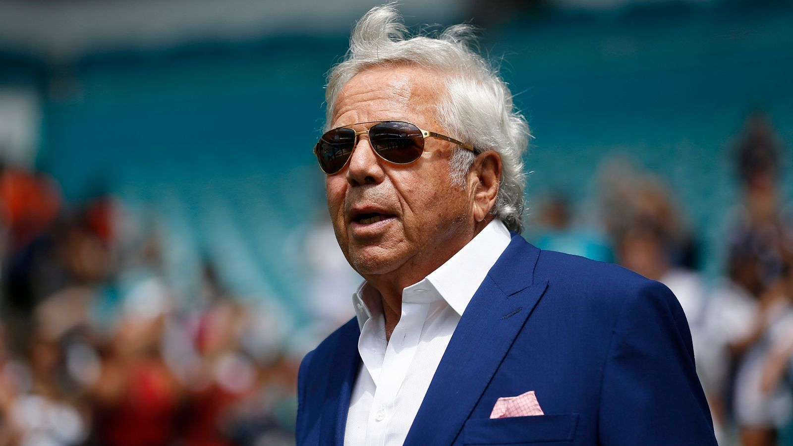 
                <strong>Robert Kraft</strong><br>
                Sport: American Football, FußballFunktion: Team-Eigentümer der New England Patriots (NFL) und New England Revolution (MLS)
              