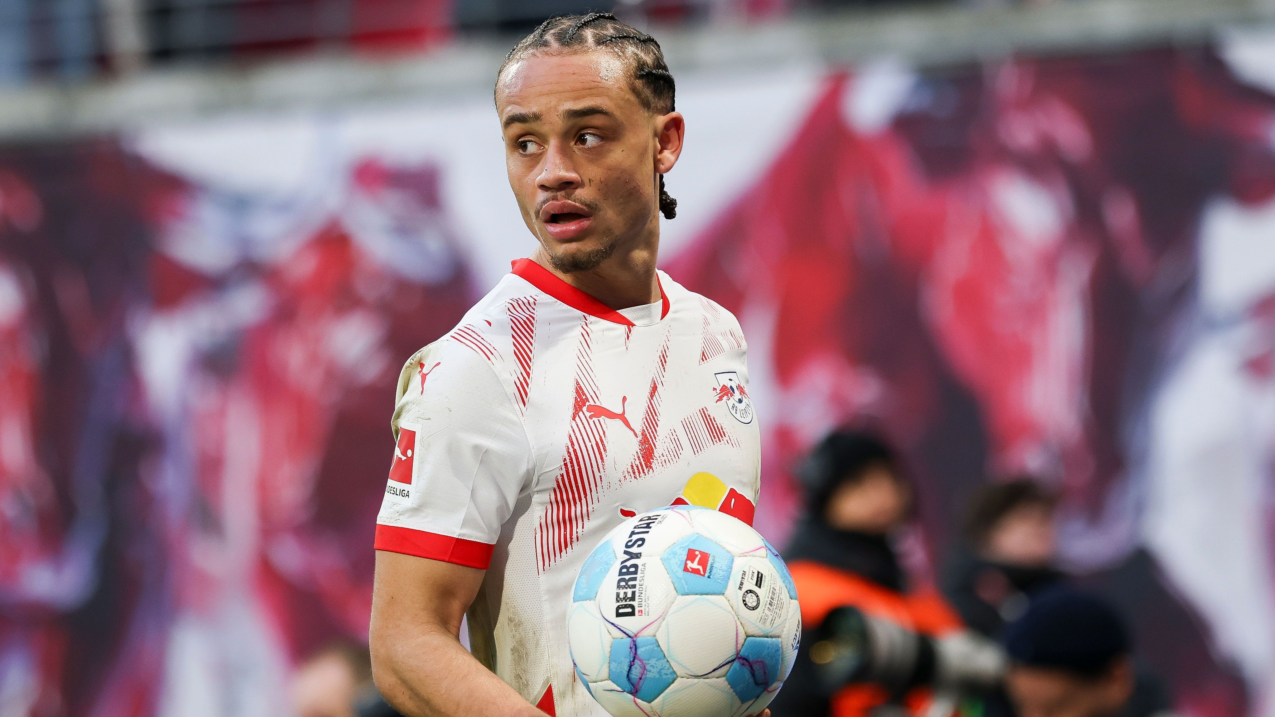 <strong>Xavi Simons (RB Leipzig)</strong><br>Erst im Januar unterschrieb Xavi Simons einen fixen Vertrag bei RB Leipzig, nachdem er zuvor von Paris St. Germain ausgeliehen war. Doch im kommenden Sommer könnten sich die Wege wieder trennen. Wie die "Bild" und "Sky" berichten, ist Simons beim Verpassen der Champions League von RB Leipzig wohl nicht zu halten. Als Ablöse stehen rund 80 Millionen Euro im Raum - 30 Millionen mehr, als Leipzig nach Paris überwiesen hat.