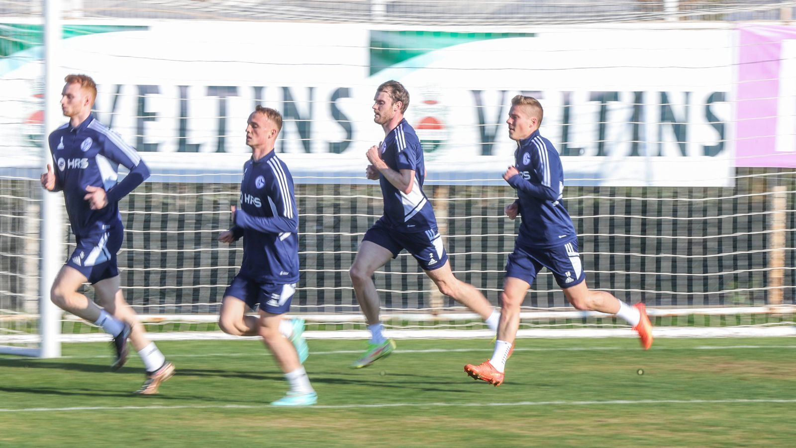 
                <strong>FC Schalke 04</strong><br>
                Zugänge: - Moritz Jenz (FC Lorient, Leihgebühr; 200.000 Euro)- Niklas Tauer (1. FSV Mainz 05, Leihe)- Michael Frey (Royal Antwerpen, Leihe)- Jere Uronen (Stade Brest 29, Leihe)- Nassim Boujellab (HJK Helsinki, Leih-Ende)- Tim Skarke (Union Berlin, Leihgebühr: 250.000 Euro)- Eder Balanta (FC Brügge, Leihe)Abgänge: - Florian Flick (1. FC Nürnberg, Leihe)- Kerim Calhanoglu (SV Sandhausen, Leihe)- Florent Mollet (FC Nantes, 1,5 Millionen Euro)- Jordan Larsson (FC Kopenhagen, Leihe)
              