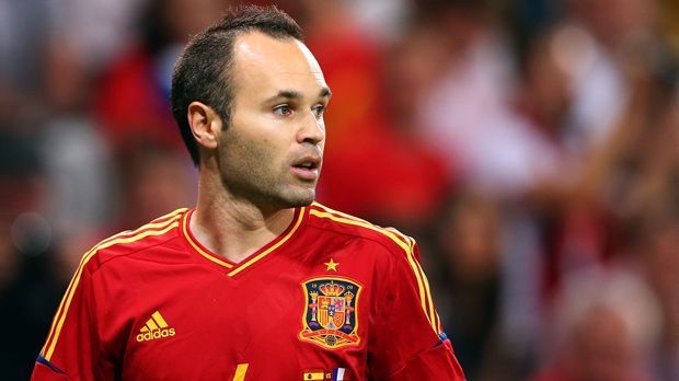 
                <strong>Mittelfeld - Andres Iniesta (Spanien)</strong><br>
                Mittelfeld - Andres Iniesta (Spanien): Der Goldtorschütze Spaniens im WM-Finale 2010 gegen die Niederlande war auch zwei Jahre später ein entscheidender Faktor auf dem Weg zum erneuten EM-Triumph nach 2008. Obwohl er ohne Turnier-Treffer blieb, glänzte der Barca-Star im von Coach Vicente del Bosque praktizierten Kurzpassspiel.
              