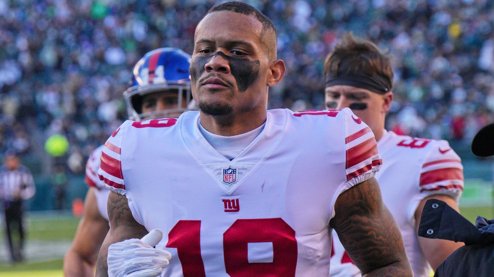 
                <strong>Verlierer: Kenny Golladay (New York Giants)</strong><br>
                Kenny Golladay unterzeichnete im März 2021 bei den New York Giants einen Vierjahresvertrag über 72 Millionen Dollar, blieb aber vergangene Saison weit unter den Erwartungen. Das erste Preseason-Spiel gegen die New England Patriots lieferte wenig Hoffnung, dass es 2022 besser läuft. Er fing nur einen der drei auf ihn geworfenen Pässe und leistete sich bei einem dritten Versuch in der gegnerischen Endzone einen Drop.
              