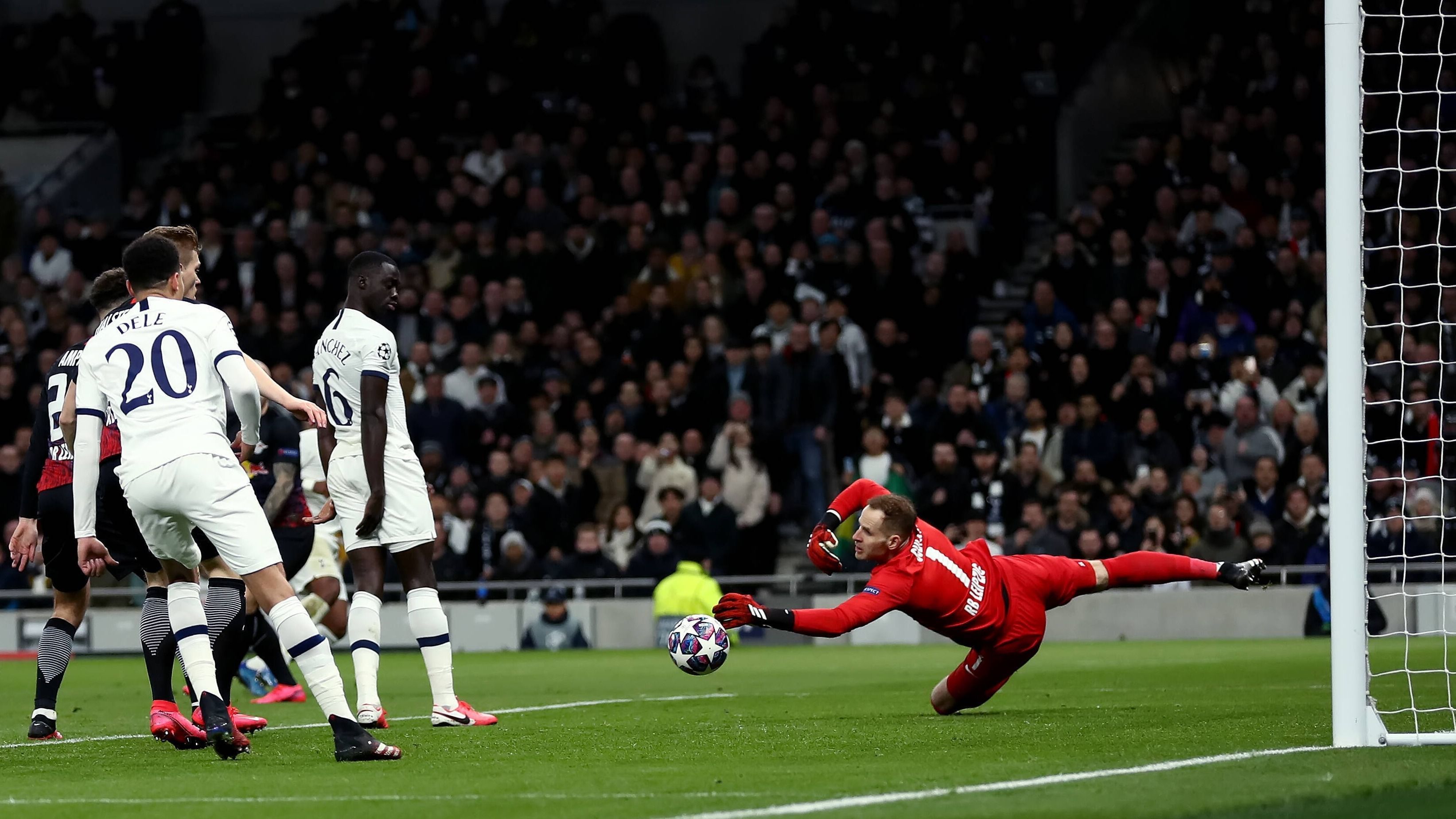 
                <strong>Peter Gulacsi</strong><br>
                Wird in der Anfangsphase sofort von Bergwijn geprüft, ist souverän zur Stelle und dadurch schnell auf Betriebstemperatur. Auch sonst starker Rückhalt. Gutes Spiel, hält die Null fest. ran-Note: 2
              