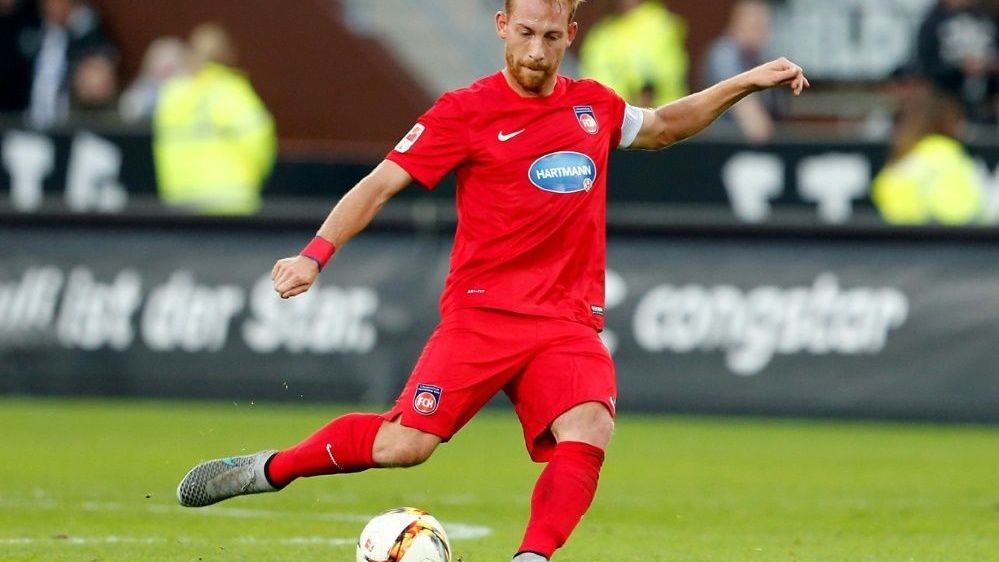 <strong>1.  FC Heidenheim: Marc Schnatterer</strong> <br>Der 1. FC Heidenheim sei noch ein junger Verein, sagt ChatGPT, aber es gebe sicherlich einige Spieler, die dem Aufsteiger in den letzten Jahren sehr geholfen hätten. "Man denke zum Beispiel an Spieler wie Marc Schnatterer, der eine Legende des Vereins ist und über viele Jahre hinweg eine Schlüsselrolle gespielt hat."