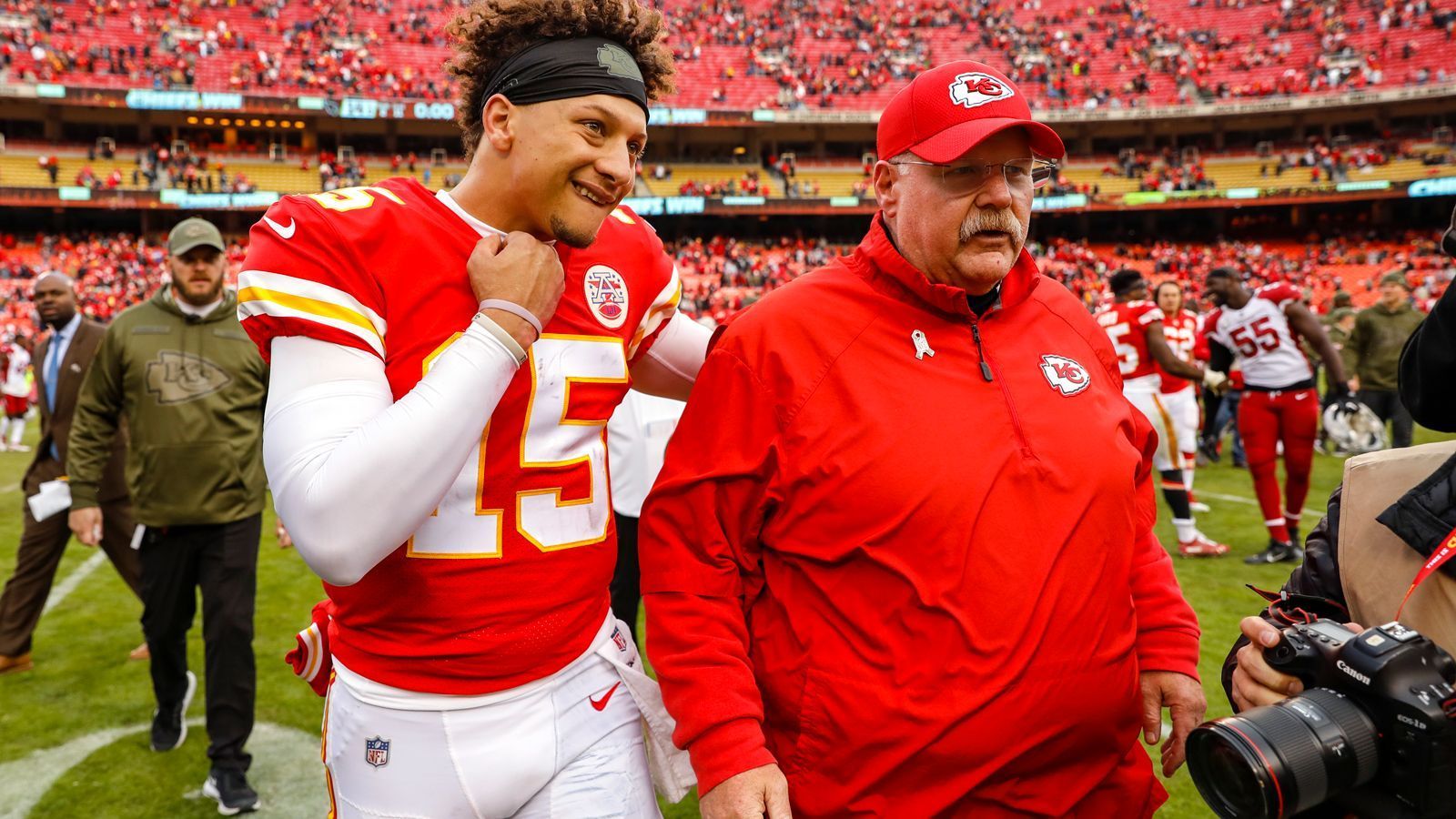 
                <strong>Karriere als Spieler: Andy Reid am College ein Offensive Tackle</strong><br>
                Als Offensive Tackle am College war Andy Reid Ende der 1970er schon auf dem Sprung vom Glendale Community College nach Stanford, ehe eine Knieverletzung den Wechsel verhinderte. So führte sein Weg zur Brigham Young University, wo Reid aber nie über die Rolle als Backup hinauskam. Nachdem er 1981 seinen Abschluss an der BYU machte, wurde er Assistent des Coaching-Teams. Es sollte der Beginn einer Weltkarriere werden.
              