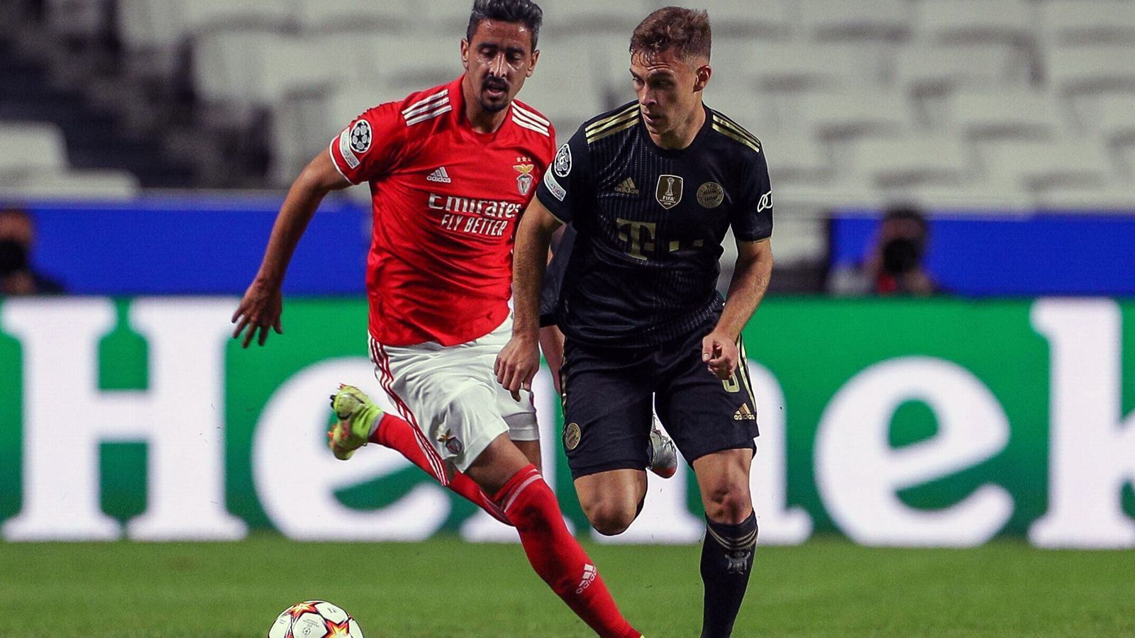 
                <strong>Joshua Kimmich</strong><br>
                Hat in der Anfangsphase nicht viel Platz, weil Benfica hoch verteidigt. Findet mit Dauer des Spiels aber immer besser seinen Rhythmus und ist dann der gewohnte Taktgeber im Mittelfeld. Fängt wichtige Bälle ab, initiiert Angriffe wie in der 23. Minute, als sein Chipball auf Coman fast zum Tor geführt hätte. Sucht auch mal selbst den Abschluss, allerdings nicht zwingend genug. Wäre mit seinem Kopfball der Ausgangspunkt von Lewandowskis Hand-Tor gewesen, wenn es denn gegolten hätte. Trotzdem noch mit Luft nach oben. ran-Note: 3
              