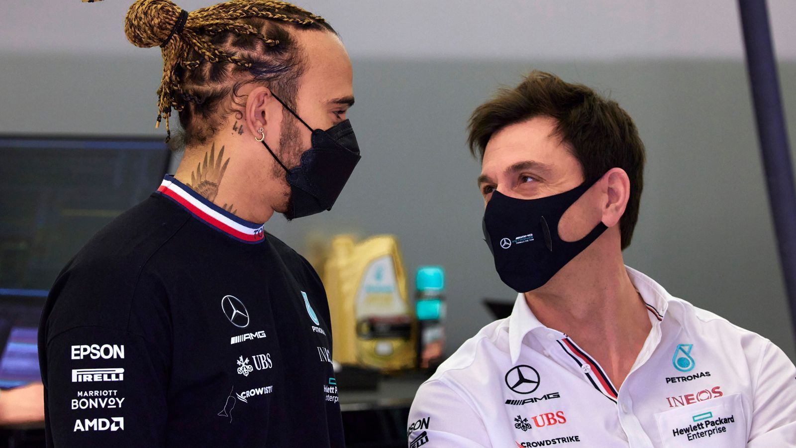 
                <strong>Das sagt Mercedes</strong><br>
                Der Grund für den Optimismus war nicht nur der starke Auftritt von Red Bull Racing, sondern der schwache und fehlerbehaftete von Mercedes. Der Silberpfeil war nicht so zuverlässig und standfest wie sonst, außerdem hat Mercedes mit den zur Saison eingeführten Aerodynamik-Veränderungen zu kämpfen. "Es sieht so aus, als würde der Heckflügel, der extrem wichtig für ein stabiles Heck ist, nicht immer optimal vom Fahrtwind angeströmt. Wir reden hier also von einem Problem der Aerodynamik. Ich weiß, dass so etwas nicht ganz einfach zu lösen ist", sagte Sky-Experte Ralf Schumacher bei Sport1: "Sie müssen die Probleme jetzt so schnell wie möglich in den Griff bekommen, sonst wird es eng im Vergleich mit Red Bull." Mercedes-Motorsportchef Toto Wolff vertraut auf die Stärke seiner Mannschaft. Denn schon früher galt: Wurde Mercedes unter Druck gesetzt, schlug das Team umso beeindruckender zurück. "Der neue W12 war nicht so stabil und berechenbar und lag nicht so gut wie die Autos einiger unserer Konkurrenten", so Wolff: "Aber wie wir aus der Vergangenheit wissen, lernen wir aus den schwierigen Momenten am meisten."
              