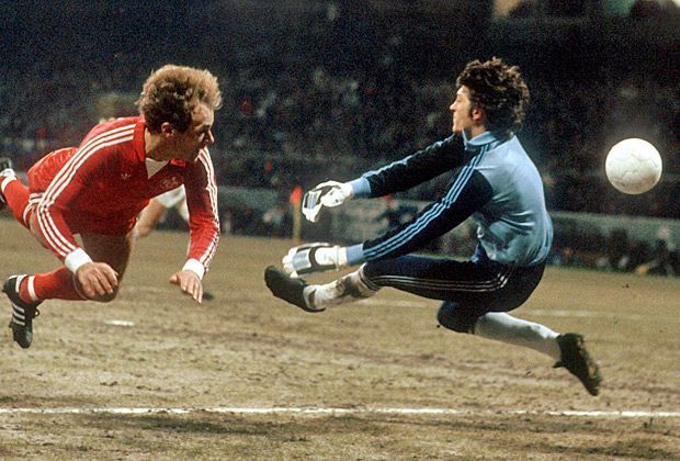 
                <strong>1. FC Kaiserslautern - Real Madrid (1:3/5:0)</strong><br>
                Im Viertelfinale des UEFA-Cups der Saison 1981/82 glaubt in der Pfalz nach der 1:3-Hinspielpleite kaum mehr jemand an das Weiterkommen, doch zwei schnelle Tore von Friedhelm Funkel lassen den Betzenberg beben. Anschließend werden die Königlichen mit 5:0 deklassiert.
              
