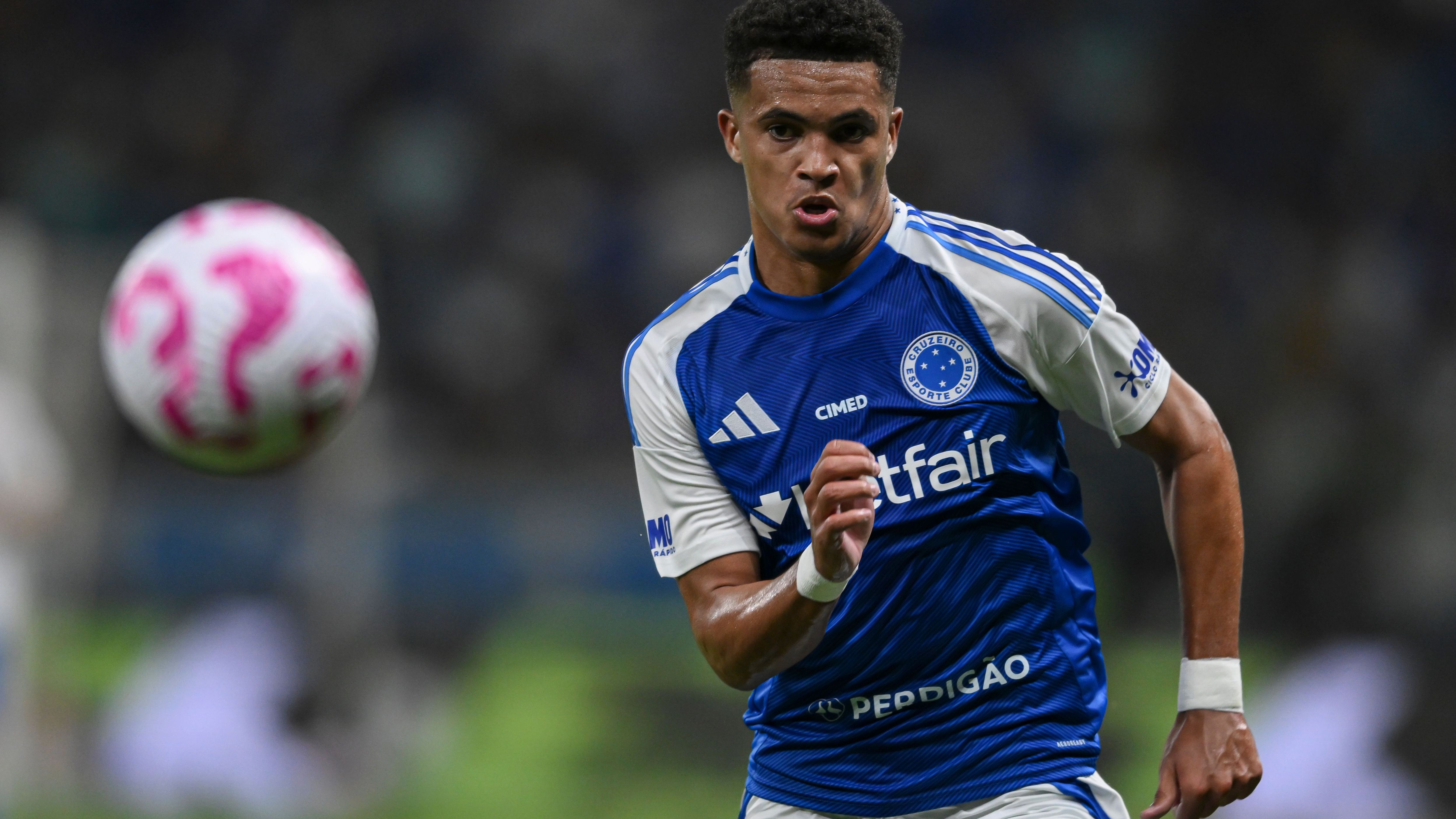 <strong>Kaua Prates (EC Cruzeiro)</strong><br>Der 17-jährige Defensivmann Kaua Prates ist laut "Sky" ein weiterer BVB-Kandidat aus Südamerika. Auch der junge Brasilianer wurde vor Ort mehrmals von Scouts der Dortmunder beobachtet. Der Linksverteidiger ist seit dieser Saison ein wichtiger Teil des Erstligisten Cruzeiro. Der BVB hat angeblich bereits konkrete Gespräche mit Cruzeiro geführt, von einem Deal ist man aber noch entfernt. Der 17-Jährige besitzt eine Ausstiegsklausel von über 30 Millionen Euro. Neben den Borussen gibt es aber wohl noch weitere Interessenten aus Europa.