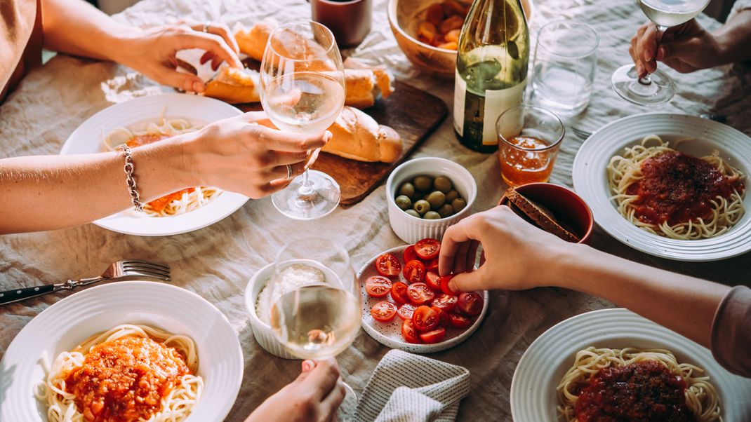 Im Sommer muss es nach einem heißen Tag abends etwas Leichtes sein. Aber was? Inspiration fürs Abendessen findest du hier.