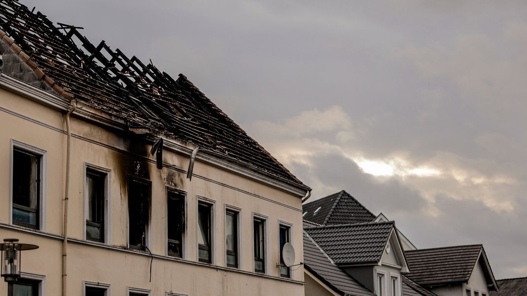 Brandschäden an einem Mehrfamilienhaus in der Flensburger Neustadt. Bei dem Brand sind zwei Menschen ums Leben gekommen.