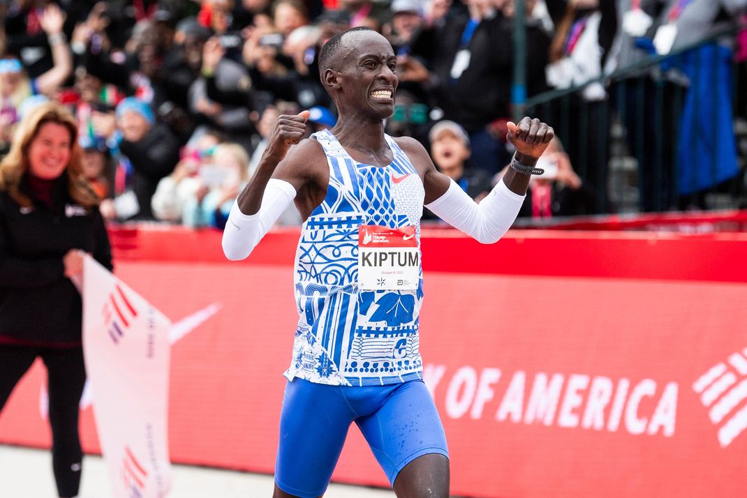 Sport Bilder des Tages Leichtathletik, Chicago Marathon - Sieger Kelvin Kiptum knackt Weltrekord Running: Chicago Marathon Oct 8, 2023; Chicago, IL, USA; Kelvin Kiptum (KEN) celebrates after finishing in a world record time of 2:00:35 to win the Chicago Marathon at Grant Park. Chicago IL USA, EDITORIAL USE ONLY PUBLICATIONxINxGERxSUIxAUTxONLY Copyright: xPatrickxGorskix 20231008_jcd_gb9_0071