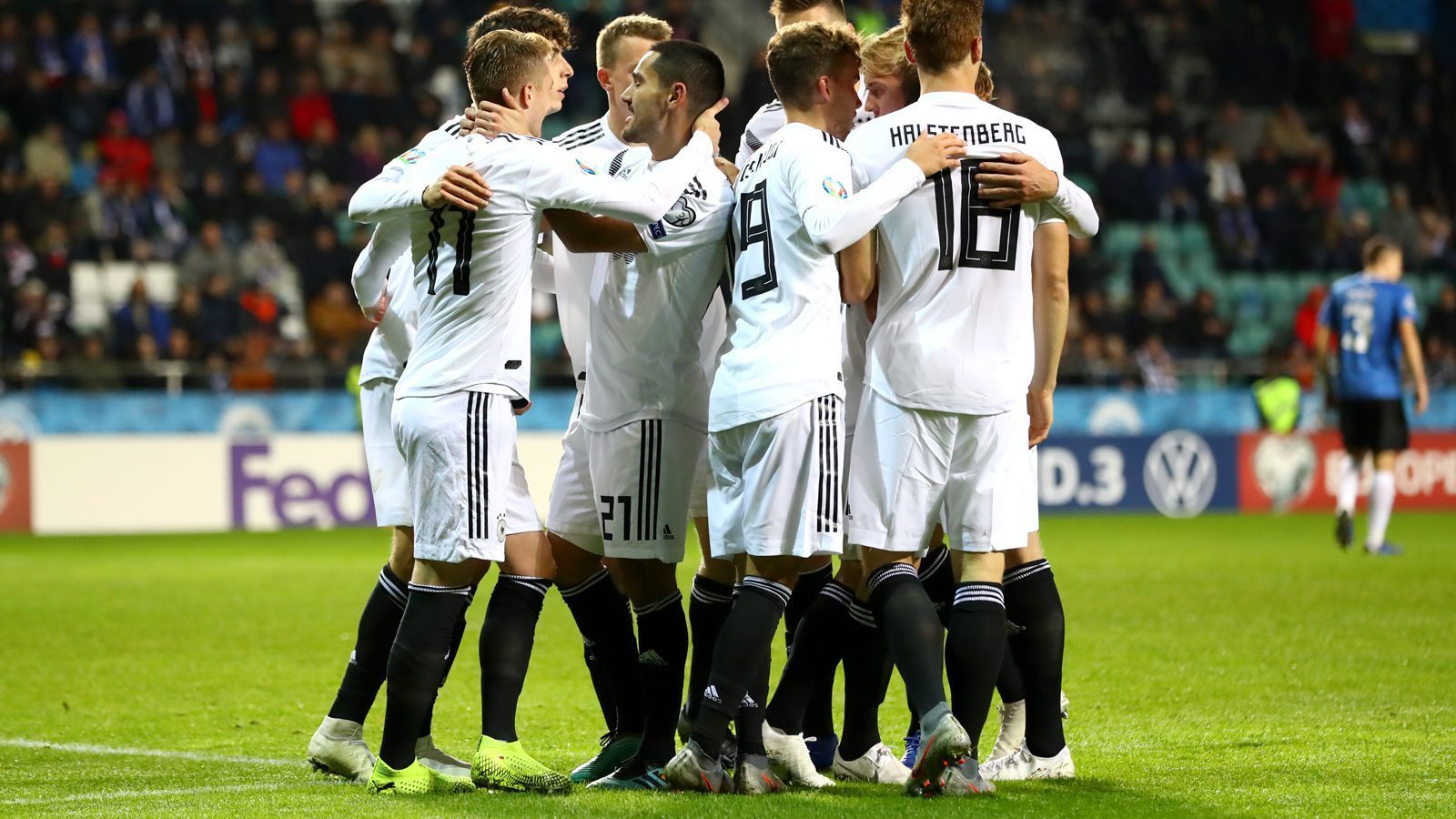 
                <strong>DFB-Elf mit glanzlosem Arbeitssieg</strong><br>
                Beim Hinspiel hatte die deutsche Nationalmannschaft noch ein 8:0-Torfestival gegen Estland gefeiert, damit wird es diesmal nichts. Im Gegenteil. Nach einem frühen Platzverweis und einer sehr schwachen ersten Hälfte, bringt erst ein Doppelpack von Ilkay Gündogan die Erlösung. Die DFB-Stars in der Einzelkritik.
              