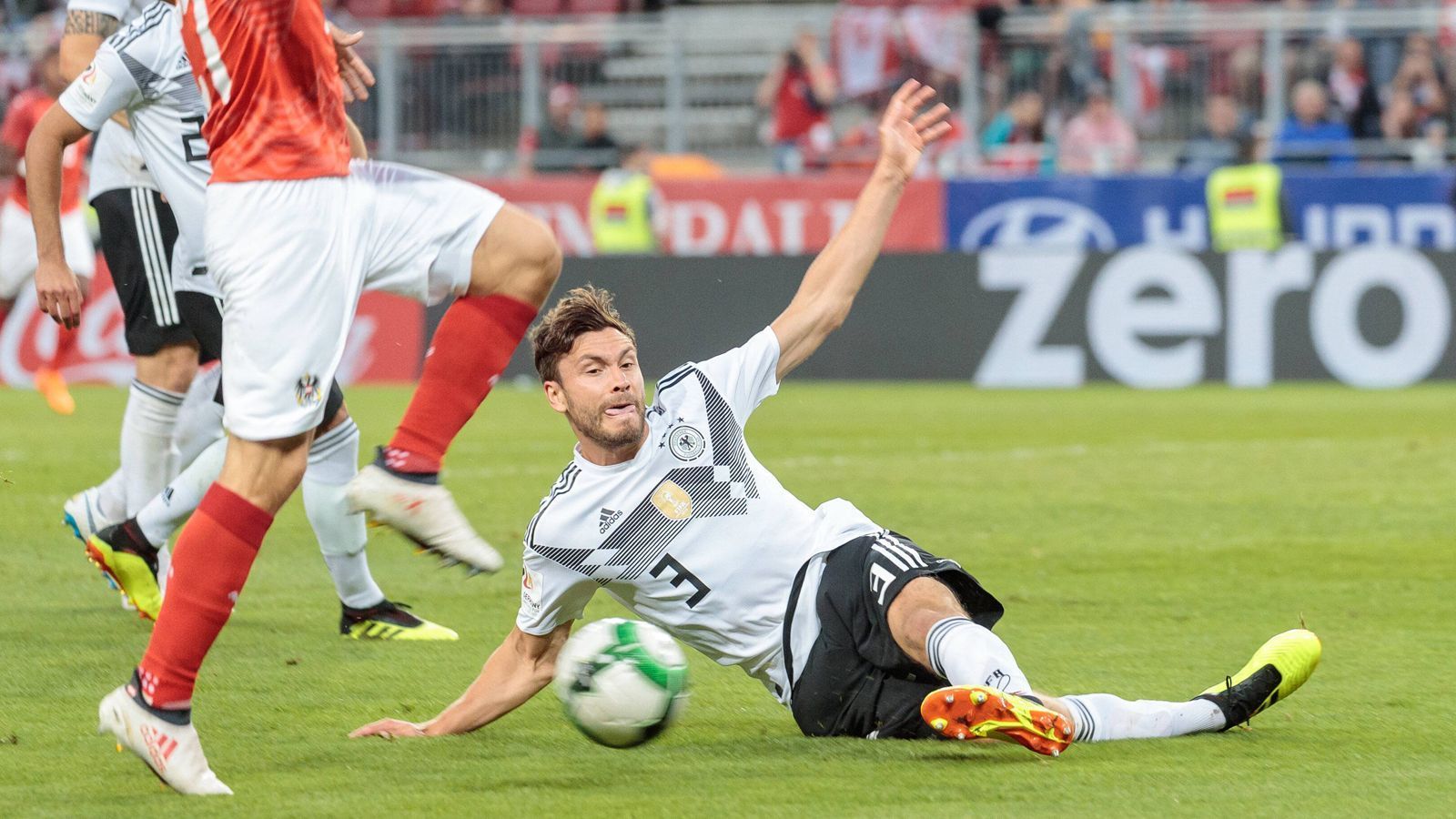 
                <strong>Jonas Hector</strong><br>
                Ein Zweitligist auf links: Jonas Hector von Absteiger 1. FC Köln gewinnt das Duell gegen den Herthaner Marvin Plattenhardt und macht den Linksverteidiger. Wie schon bei der EM 2016 - und wie seitdem eigentlich immer. Mit seinem guten Zweikampfverhalten und vor allem seiner Ballsicherheit hat sich Hector seinen Platz im DFB-Team über die Jahre verdient und auch bei uns sicher.
              