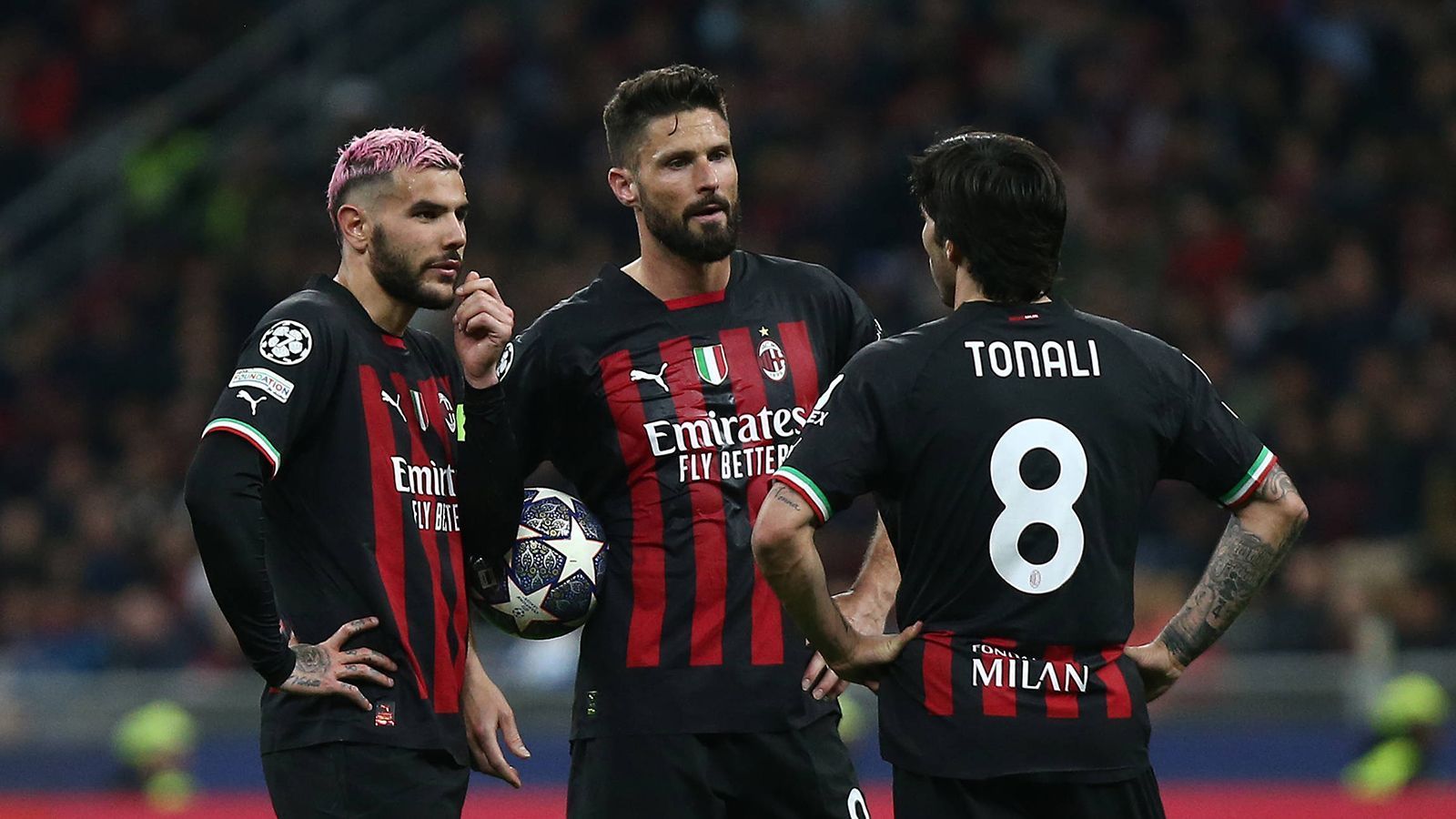 
                <strong>AC Mailand</strong><br>
                Für Spekulationen sorgte der Besuch von Benjamin Pavard und Teamkollege Lucas Hernandez in der Kabine des AC Mailand. Laut der "Gazzetta dello Sport" soll es nicht nur zu einem Austausch mit Lucas' Bruder Theo Hernandez, sondern auch mit Oliver Giroud und Mike Maignan gekommen sein. Ob diese Frankreich-Kombi Pavard zum AC Mailand locken kann?
              