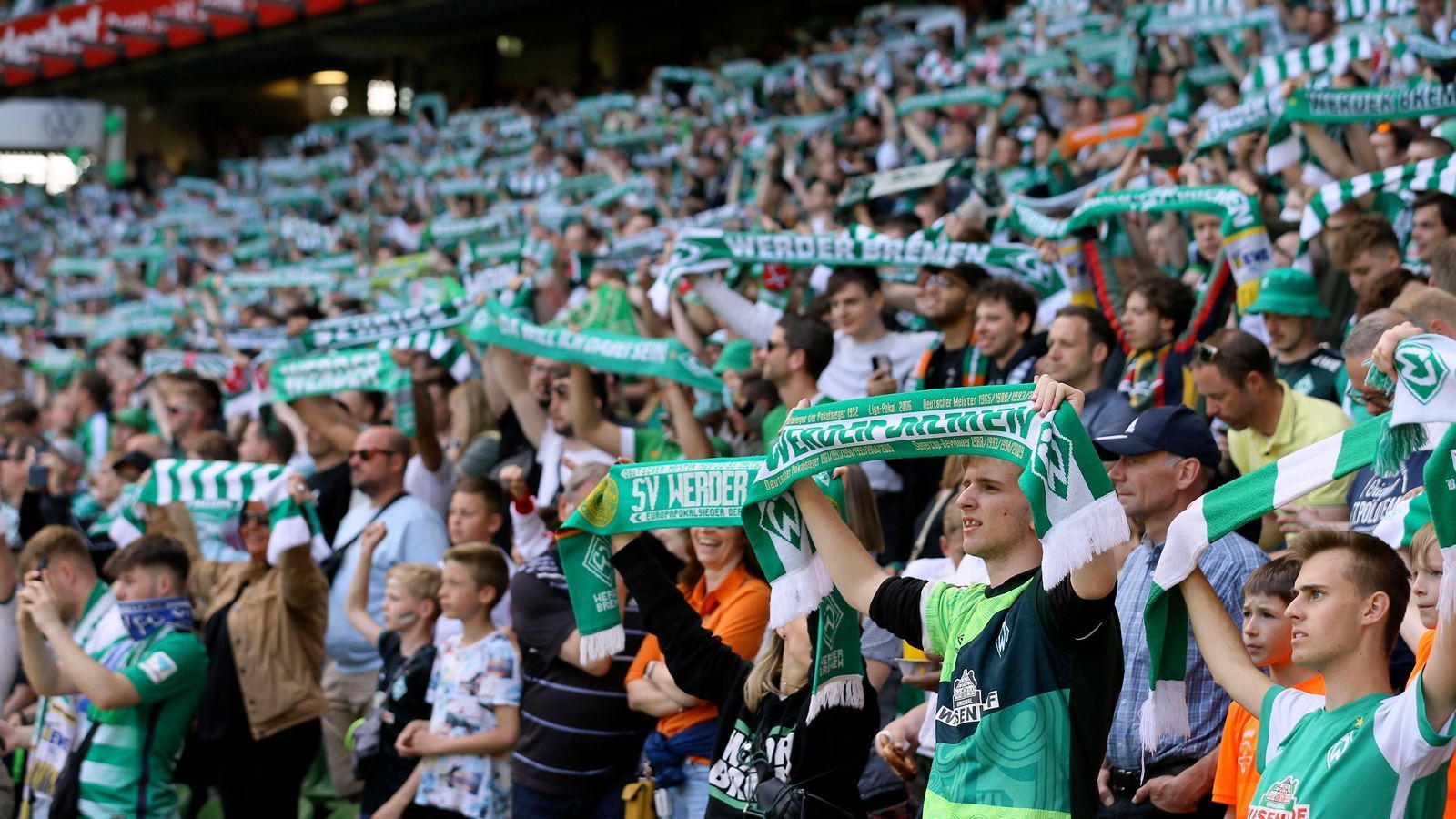 
                <strong>Platz 8: Werder Bremen</strong><br>
                Stehplatz: 202 Euro - vergangene Saison: 192 EuroTeuerste Sitzplatzkategorie: 755 Euro (ligaweit Platz 10) - vergangene Saison: 719 Euro
              