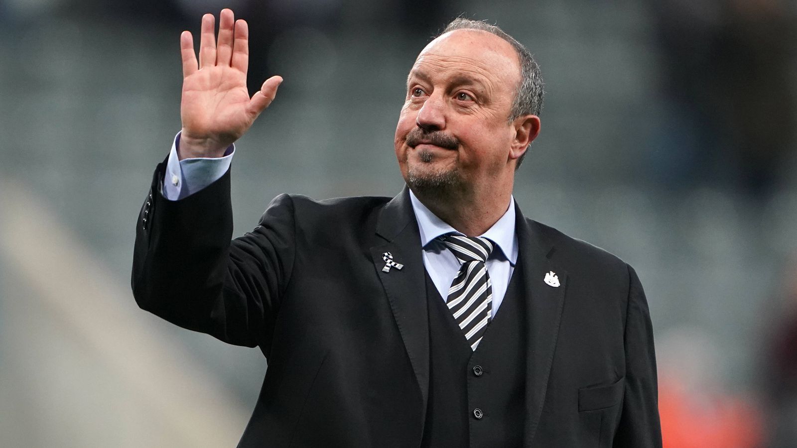 
                <strong>Rafael Benitez</strong><br>
                Geburtsdatum: 16. April 1960 / Ohne Job seit: Januar 2021 / Zuletzt Trainer bei: Dalian ProfessionalGanz frisch auf der Liste der prominentesten Trainer ohne Job ist Rafael Benitez zu finden. Der frühere Champions-League-Sieger mit Liverpool hat erst kürzlich sein China-Abenteuer bei Dalian Professional beendet. Der 60-jährige Spanier trainierte im Laufe seiner Karriere bereits Topklubs wie Real Madrid, Chelsea, Inter Mailand sowie Neapel oder Valencia.
              