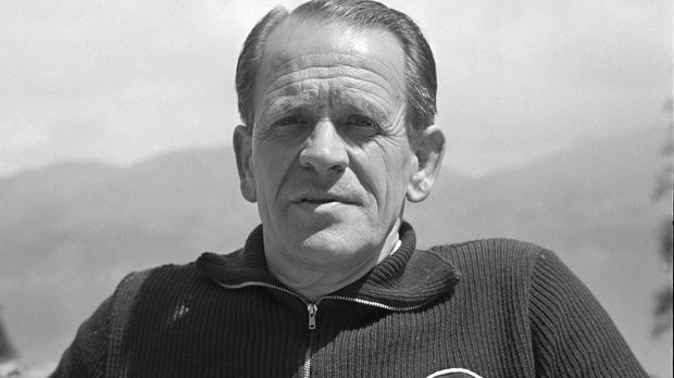 
                <strong>Sepp Herberger</strong><br>
                Sepp Herberger: Die Trainerlegende ließ die Mannschaft bei der WM 1954 immer gemeinsam singen. Heute nennt man so etwas neudeutsch Teambuilding-Maßnahme. Sein größter Coup: Im Vorrundenspiel gegen Ungarn ließ er eine B-Elf ran, verlor 3:8. Herberger geriet in der Presse gehörig unter Druck, doch die Maßnahme ging auf: Für das Entscheidungsspiel gegen die Türkei schonte er erfolgreich die Kräfte seiner Stammelf. Und die Ungarn wähnten sich als Weltmeister, verloren das Finale gegen Deutschland jedoch 2:3, als Rahn aus dem Hintergrund schoss.
              