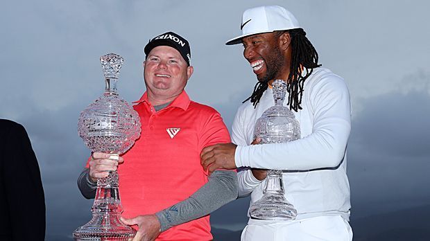 
                <strong>Larry Fitzgerald</strong><br>
                Larry Fitzgerald ist nicht nur eine Legende unter den Wide Receivern, er steht nun auch in der Siegerliste des renommierten AT&T-Pebble Beach Pro Ams, einem offiziellen Event der amerikanischen Profigolf-Tour. Fitzgerald gewann gemeinsam mit seinem Partner Kevin Streelman die Teamwertung. Dabei schlug der 34-Jährige von den Arizona Cardinals ein prominentes Teilnehmerfeld um Aaron Rodgers, Alex Smith und Tony Romo. Zur Belohnung gab's einen Pokal und ein Foto mit dem Sieger der Einzelwertung.
              