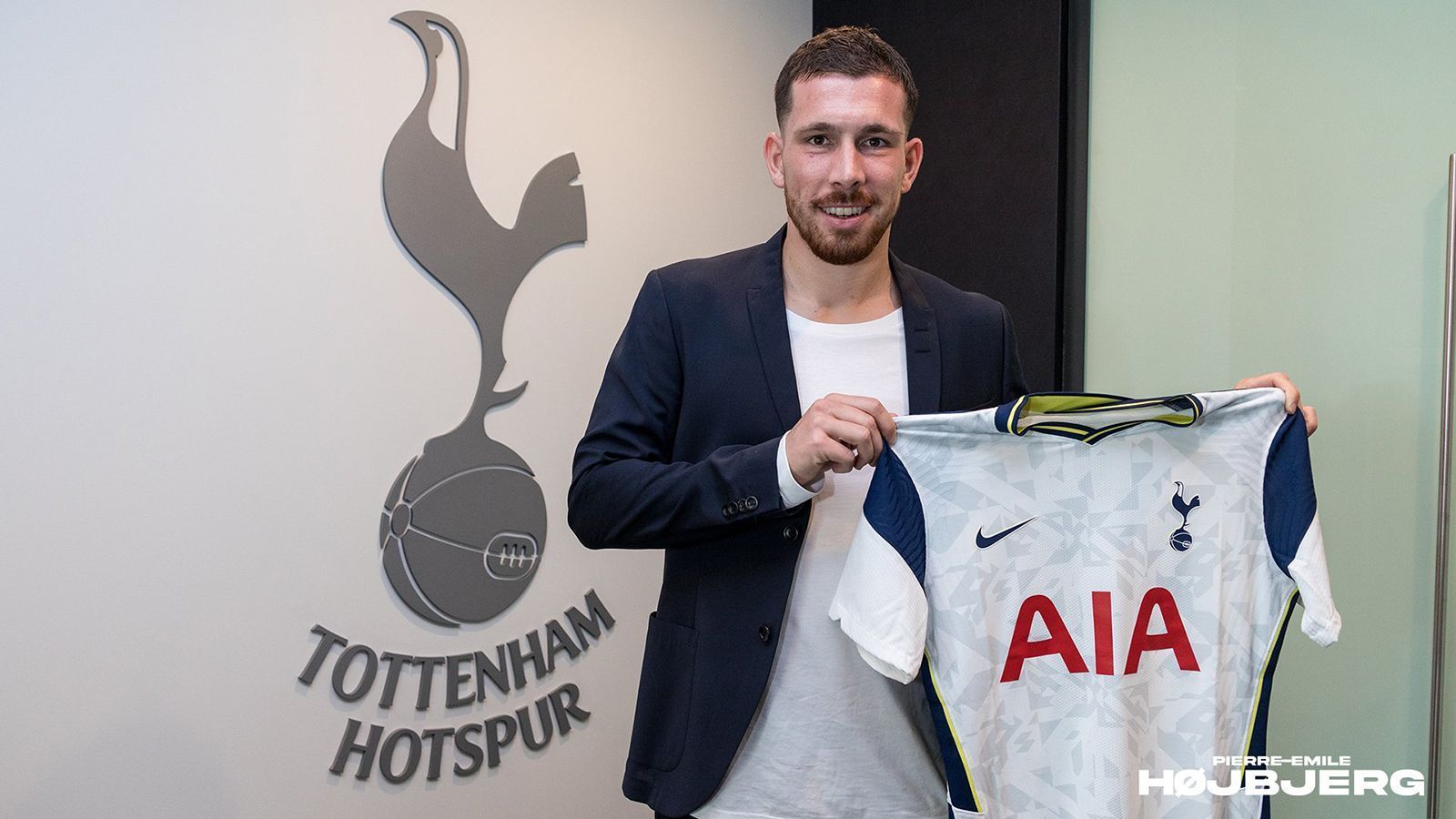 
                <strong>Pierre-Emile Höjbjerg (Tottenham Hotspur)</strong><br>
                Pierre-Emile Höjbjerg wechselt innerhalb der Premier League vom FC Southampton zu den Tottenham Hotspur. Der 25 Jahre alte Mittelfeldspieler unterschrieb bei dem Londoner Klub einen Vertrag bis 2025. Übereinstimmenden Medienberichten zufolge soll die Ablöse für den Ex-Münchner umgerechnet 16,6 Millionen Euro betragen. Der dänische Nationalspieler gab in der Saison 2012/13 mit 17 Jahren sein Bundesliga-Debüt bei Bayern München. Zwischenzeitlich wurde er an den FC Augsburg und Schalke 04 verliehen. Im Sommer 2016 wechselte er für 15 Millionen Euro von den Bayern zu Southampton.
              