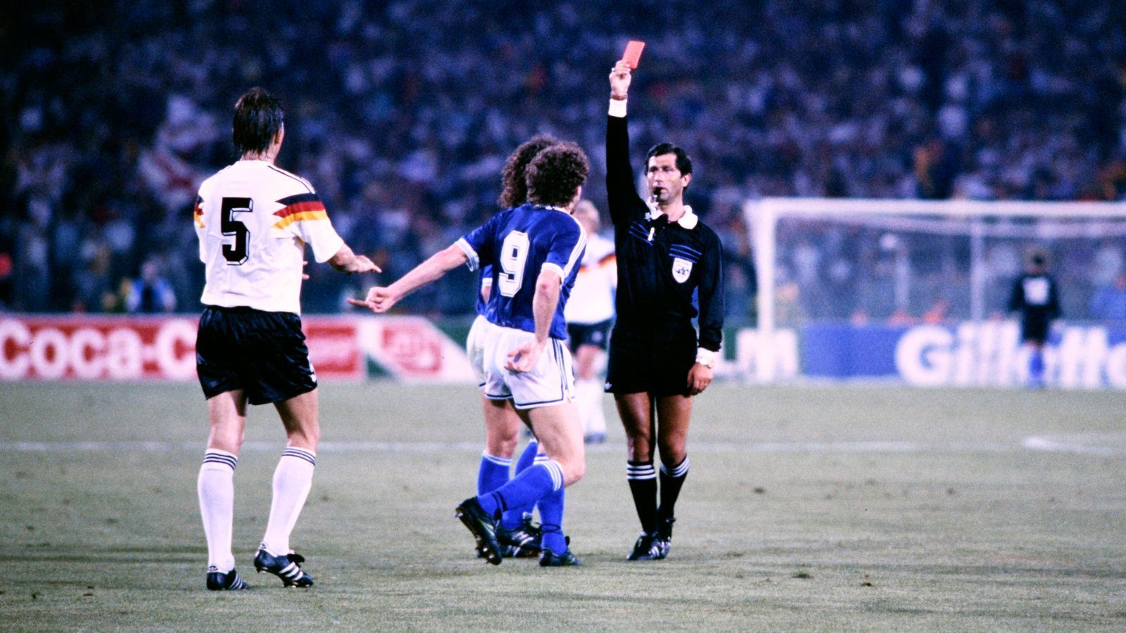
                <strong>WM-Finale 1990: Argentinien - Deutschland</strong><br>
                Zwei Minuten vor Schluss flog auch noch Gustavo Dezotti nach einem Frustfoul an Jürgen Kohler vom Platz. Da waren es nur noch neun Argentinier.
              