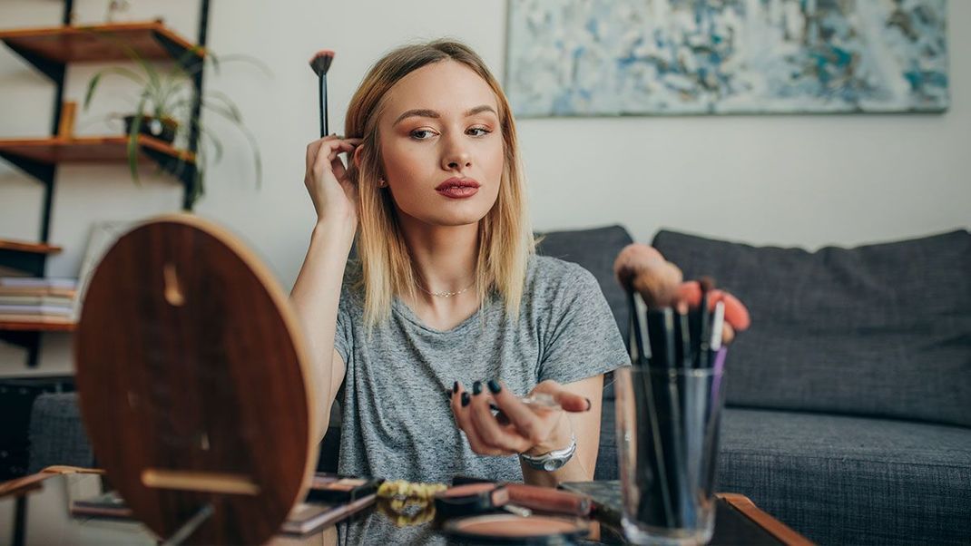 Adé Schlupflider: Mit nur acht Schritten könnt ihr unschöne Schlupflider im Nu verschwinden lassen. Überzeugt euch von unserem Make-up Guide.